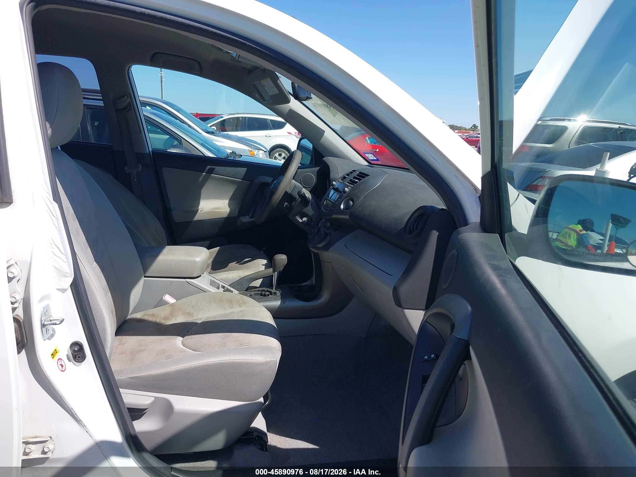 2010 Toyota Rav4   Белый vin: JTMBF4DV2A5031095