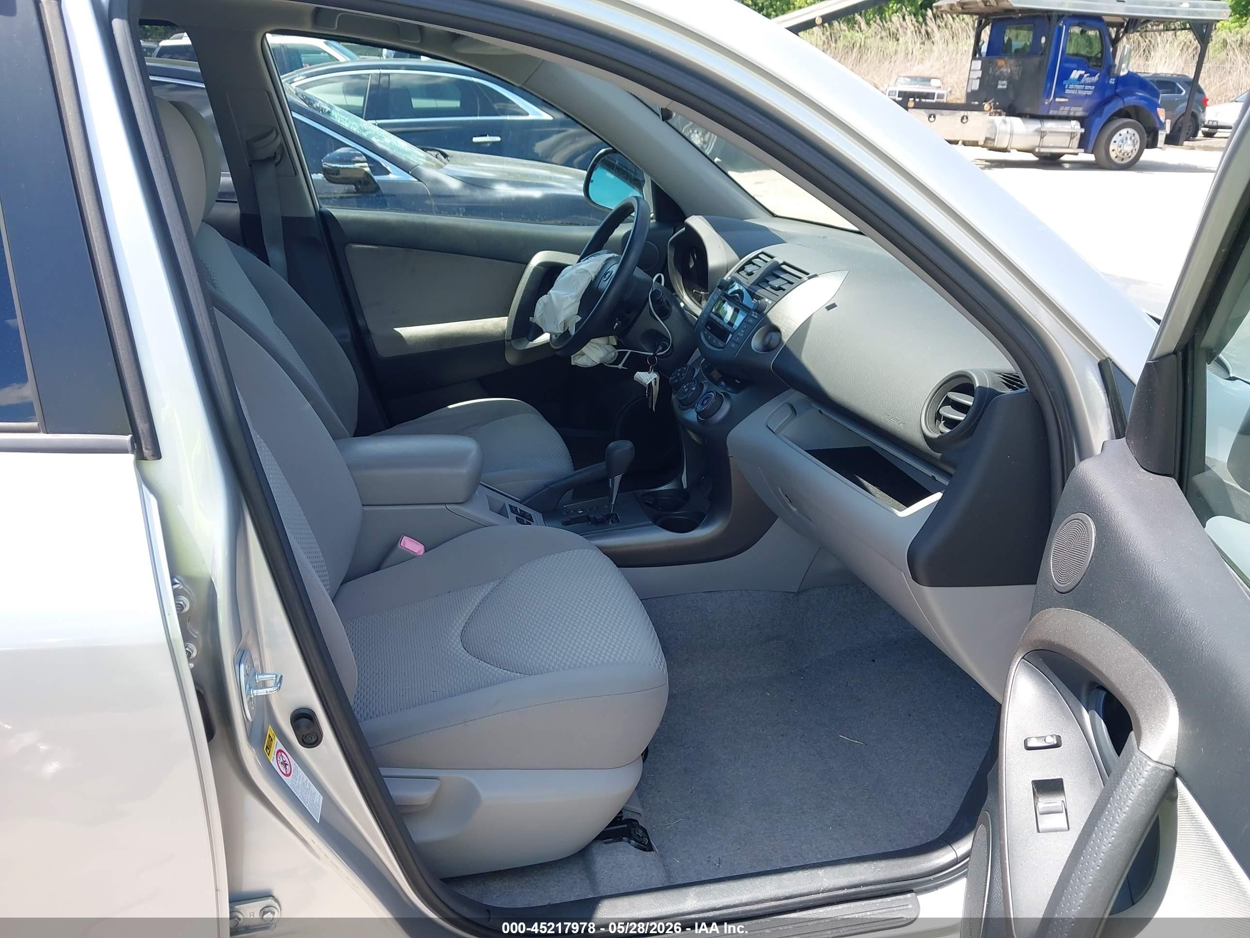 2011 Toyota Rav4   Серебряный vin: JTMBF4DV2B5040462