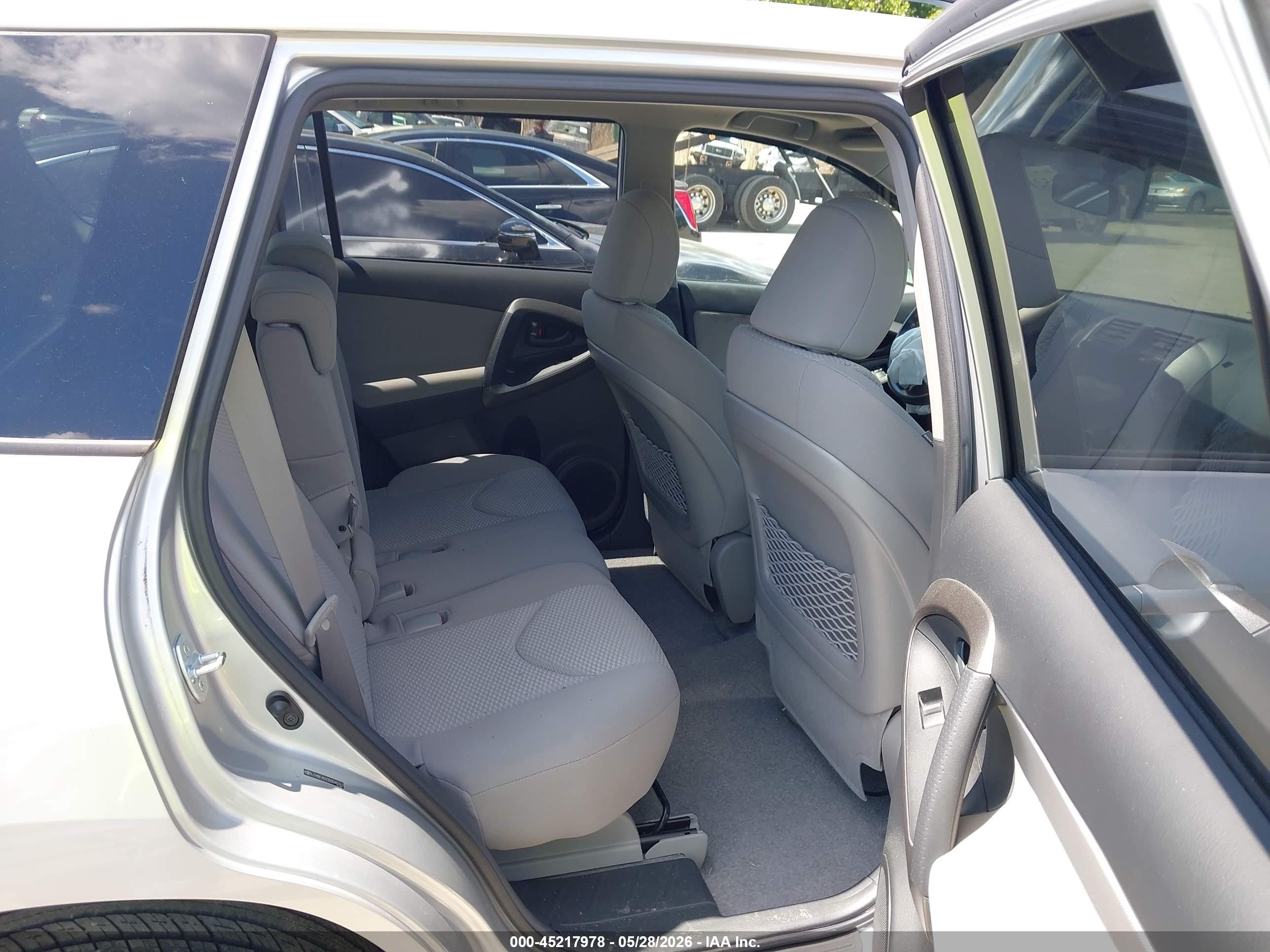 2011 Toyota Rav4   Серебряный vin: JTMBF4DV2B5040462