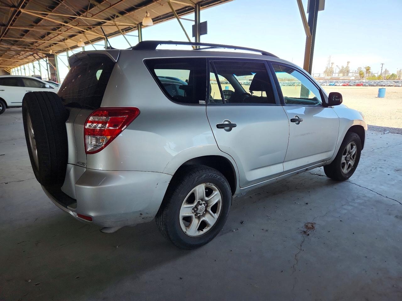 2010 Toyota Rav4 Base Серебряный vin: JTMBF4DV3A5018341
