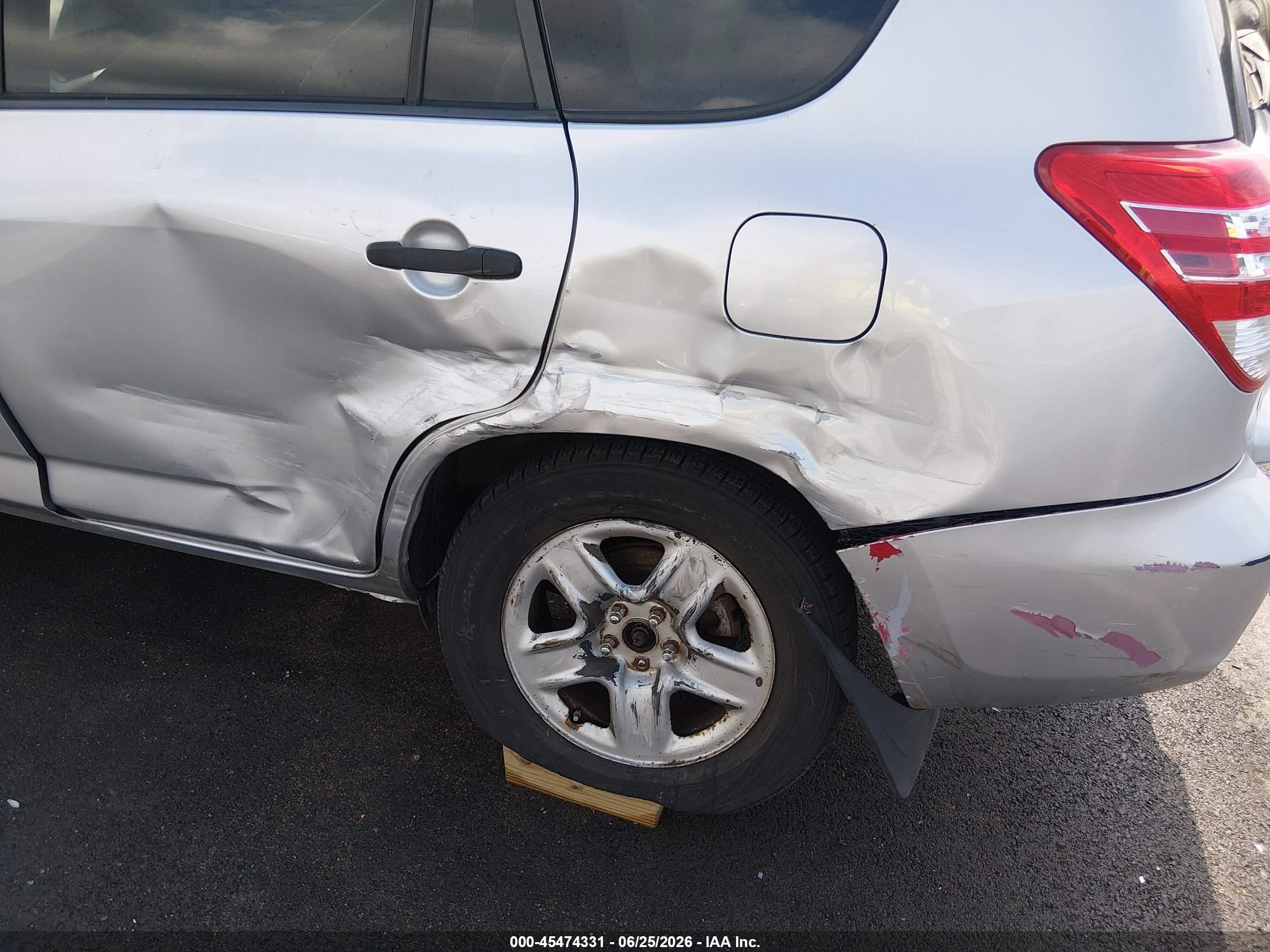 2011 Toyota Rav4   Silver vin: JTMBF4DV3BD040220