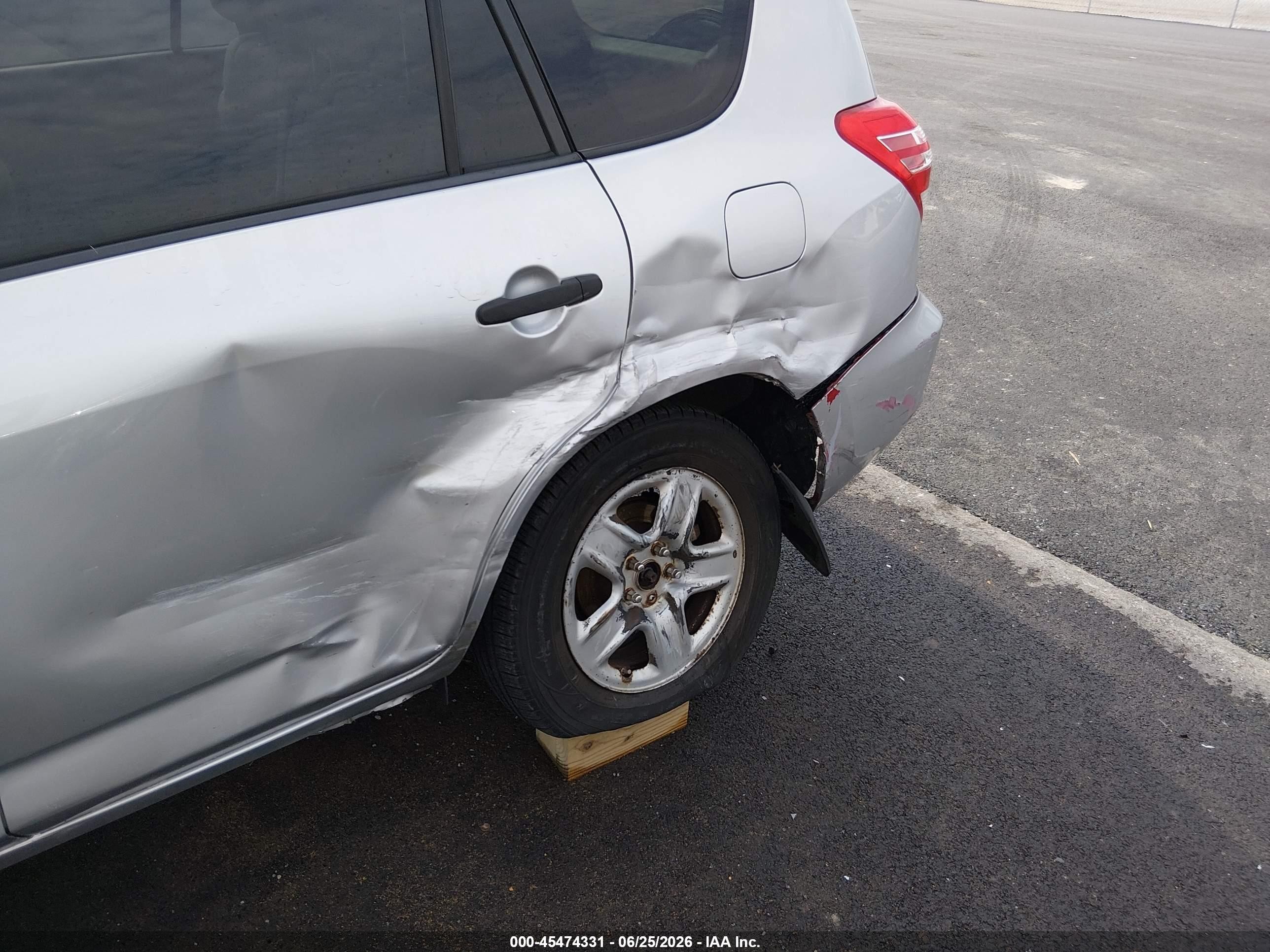 2011 Toyota Rav4   Silver vin: JTMBF4DV3BD040220