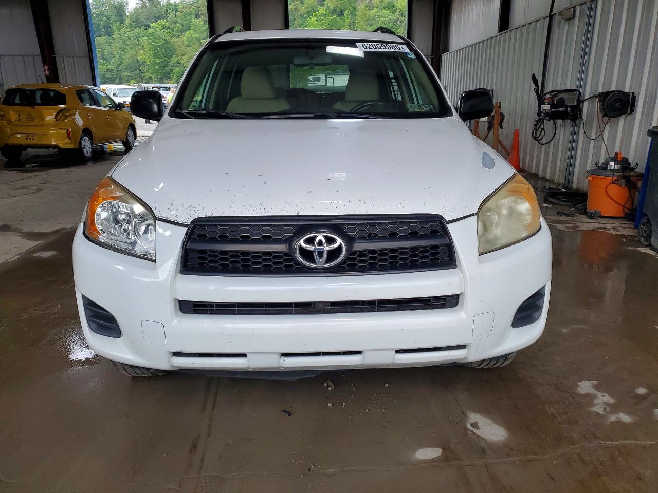 2011 Toyota Rav4 Base Белый vin: JTMBF4DV5B5042920