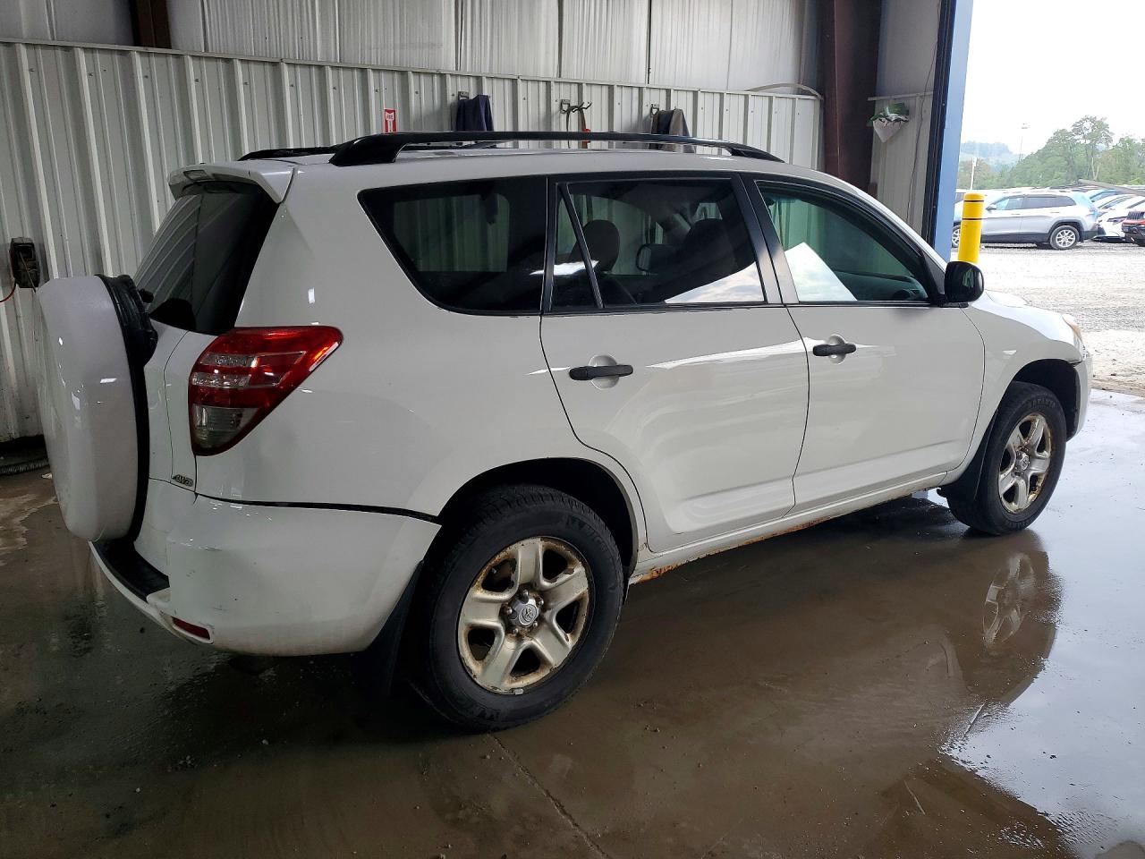 2011 Toyota Rav4 Base Белый vin: JTMBF4DV5B5042920