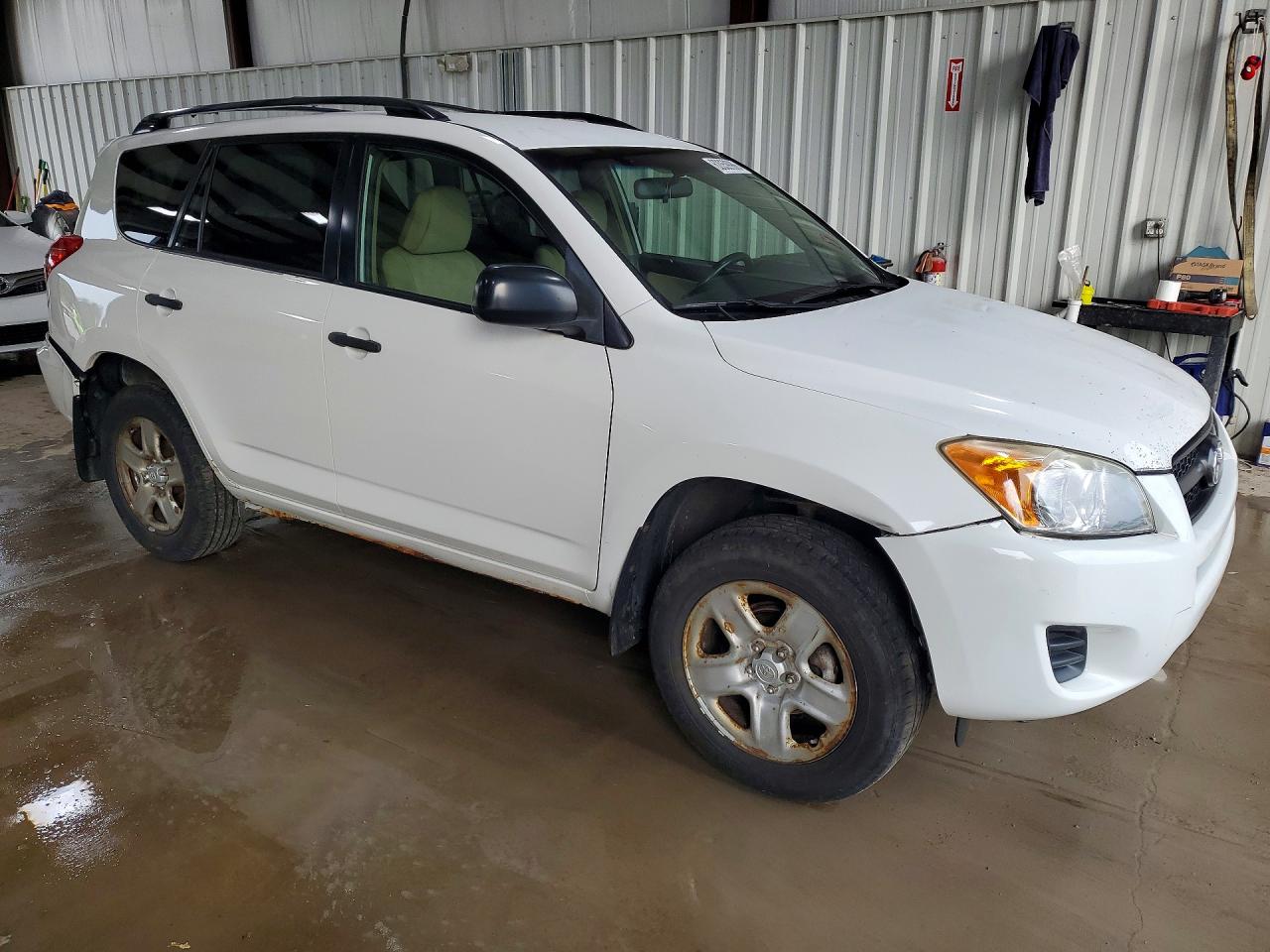 2011 Toyota Rav4 Base Белый vin: JTMBF4DV5B5042920