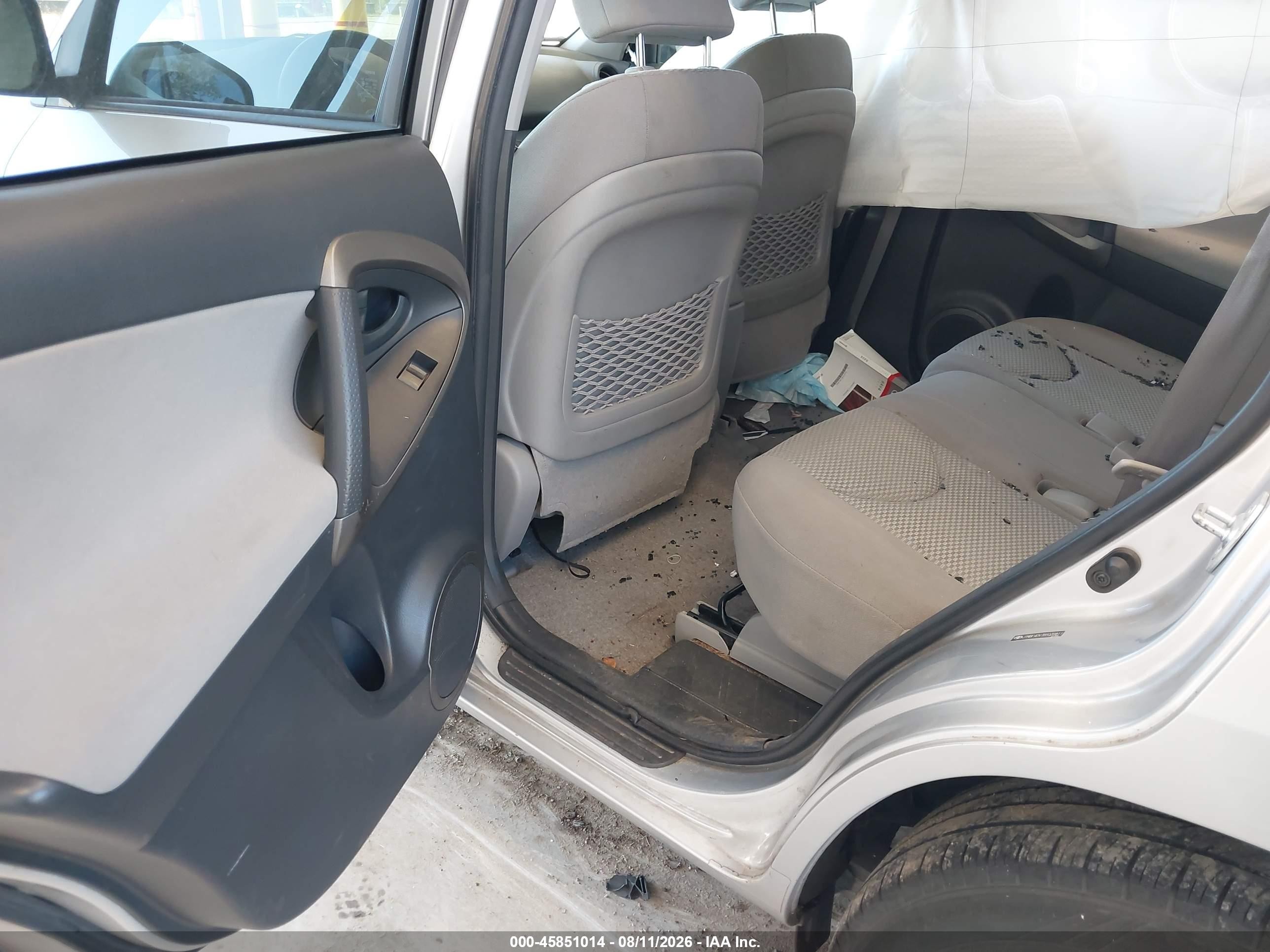 2011 Toyota Rav4   Silver vin: JTMBF4DV7B5039811