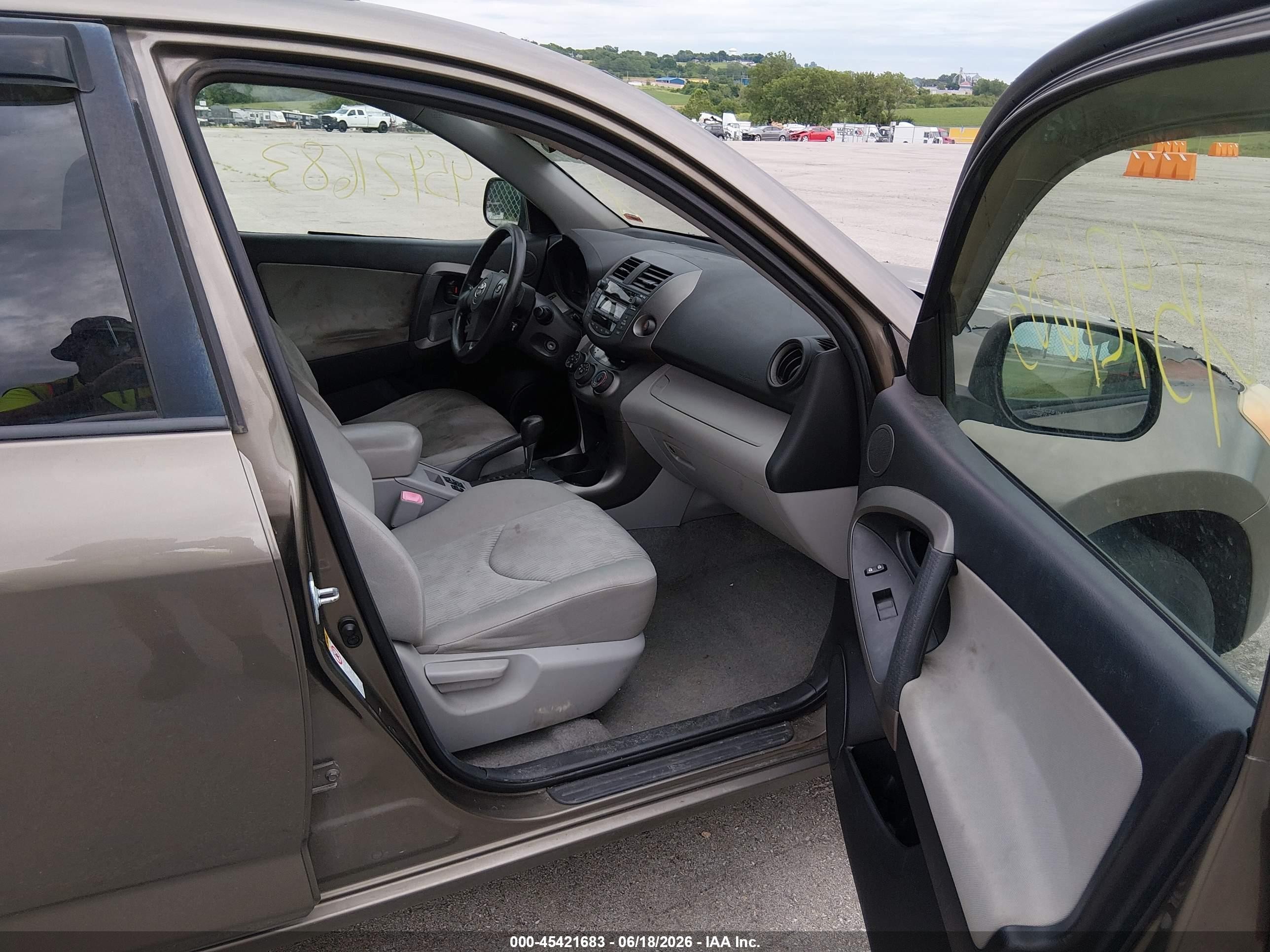 2010 Toyota Rav4   Beige vin: JTMBF4DV9A5026430