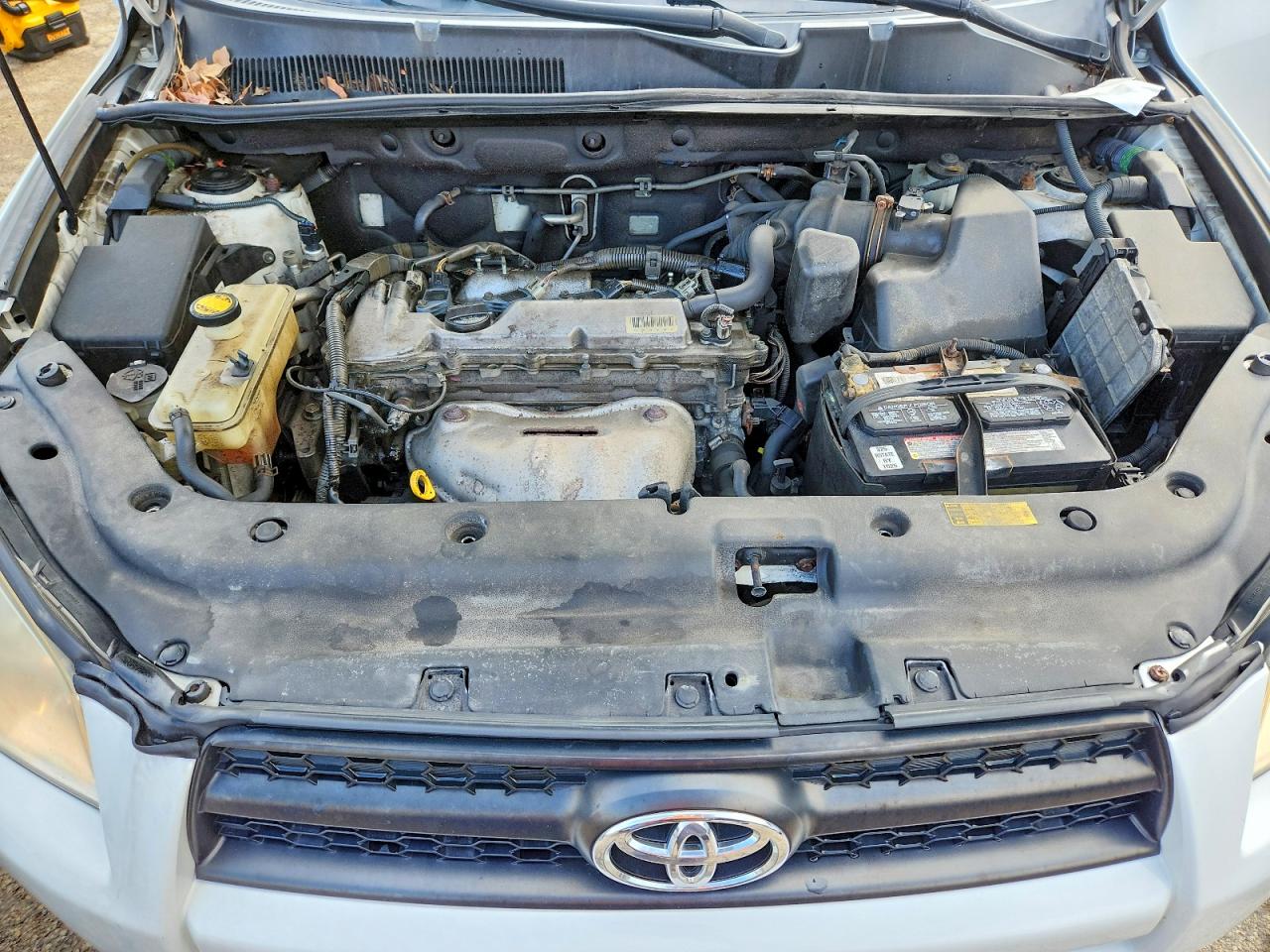 2010 Toyota Rav4 Base White vin: JTMBF4DV9AD022500