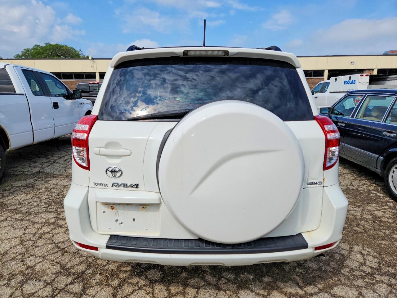 2010 Toyota Rav4 Base White vin: JTMBF4DV9AD022500