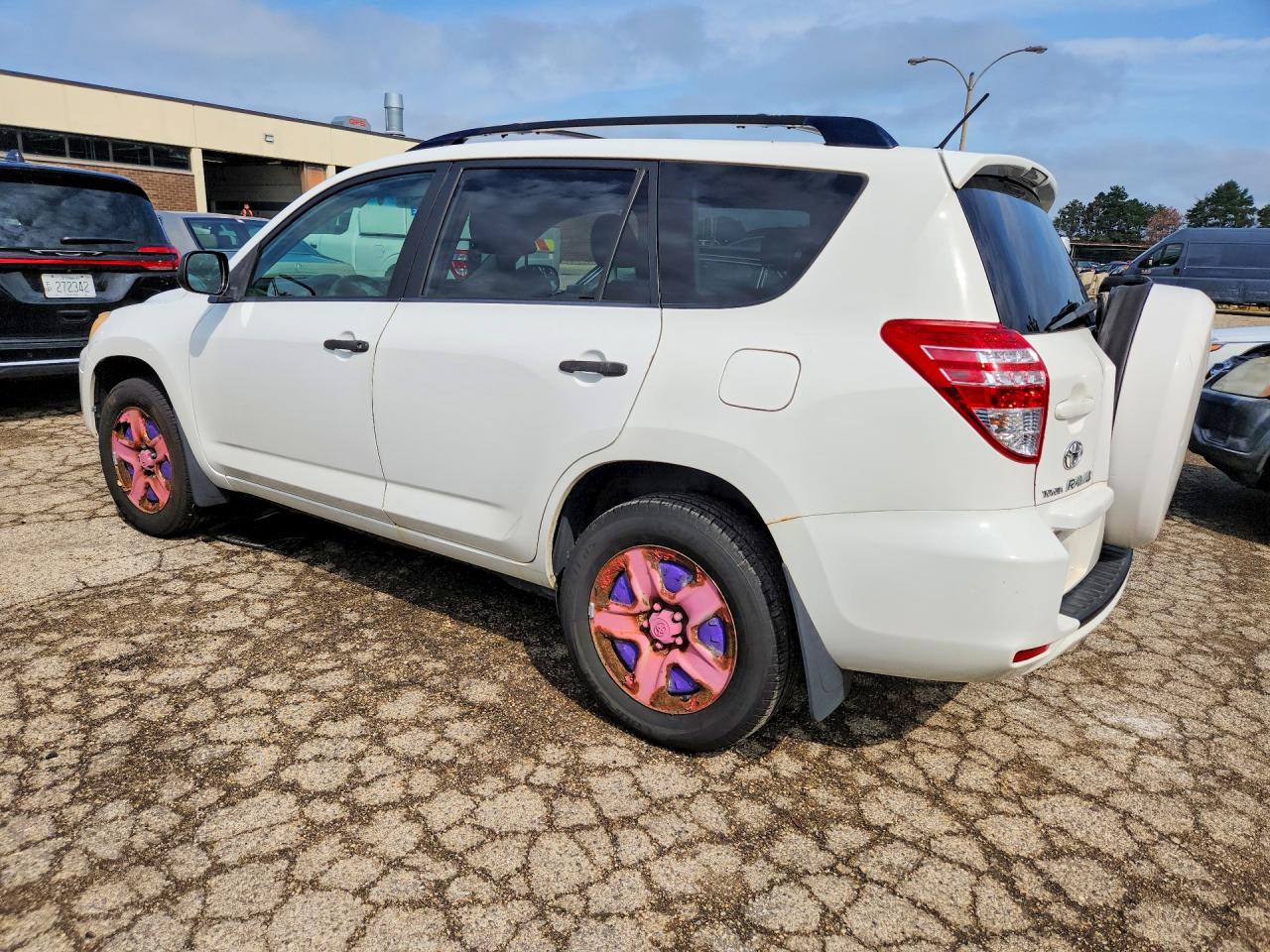 2010 Toyota Rav4 Base White vin: JTMBF4DV9AD022500