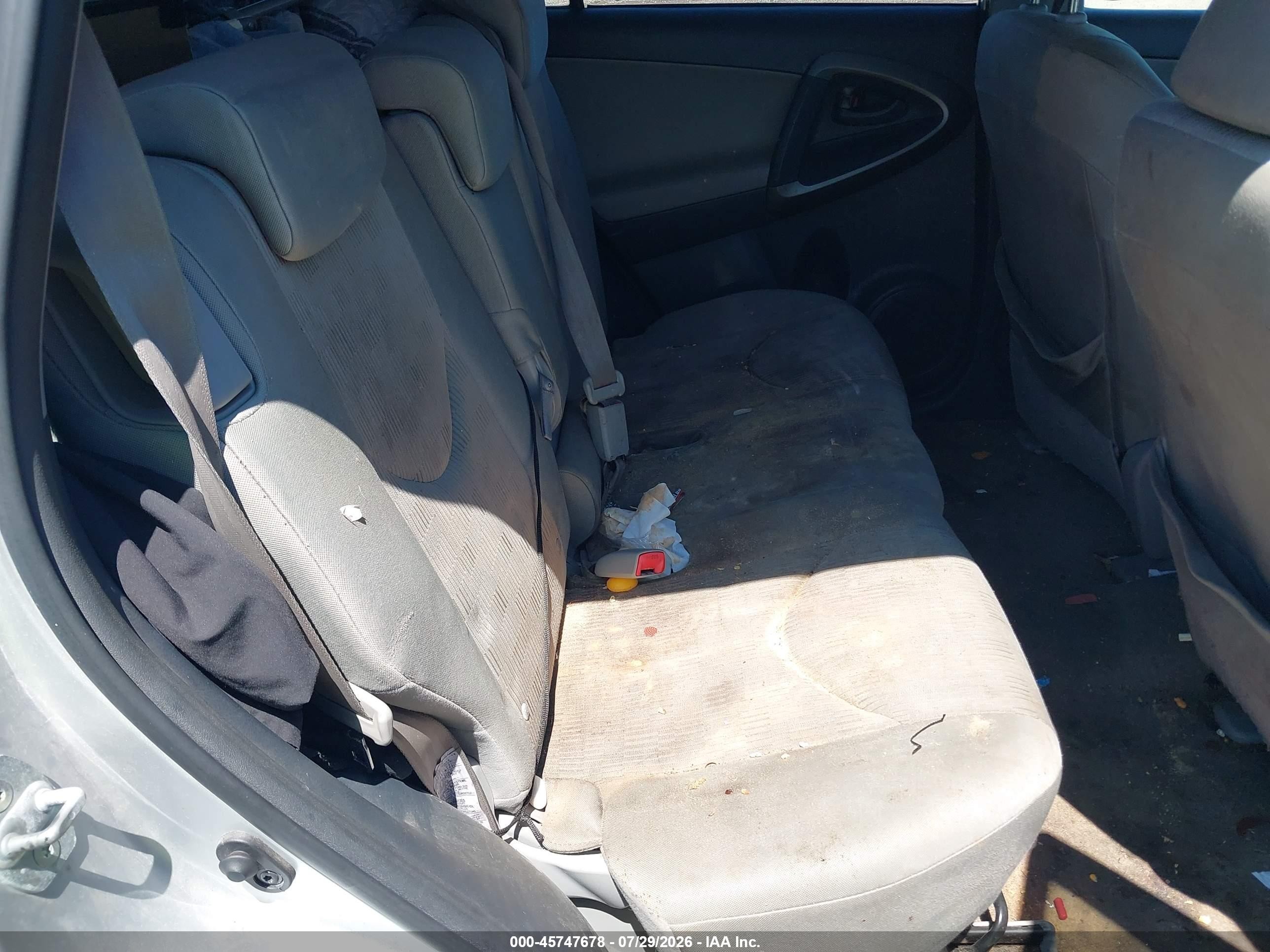 2010 Toyota Rav4   Серебряный vin: JTMBF4DV9AD025185