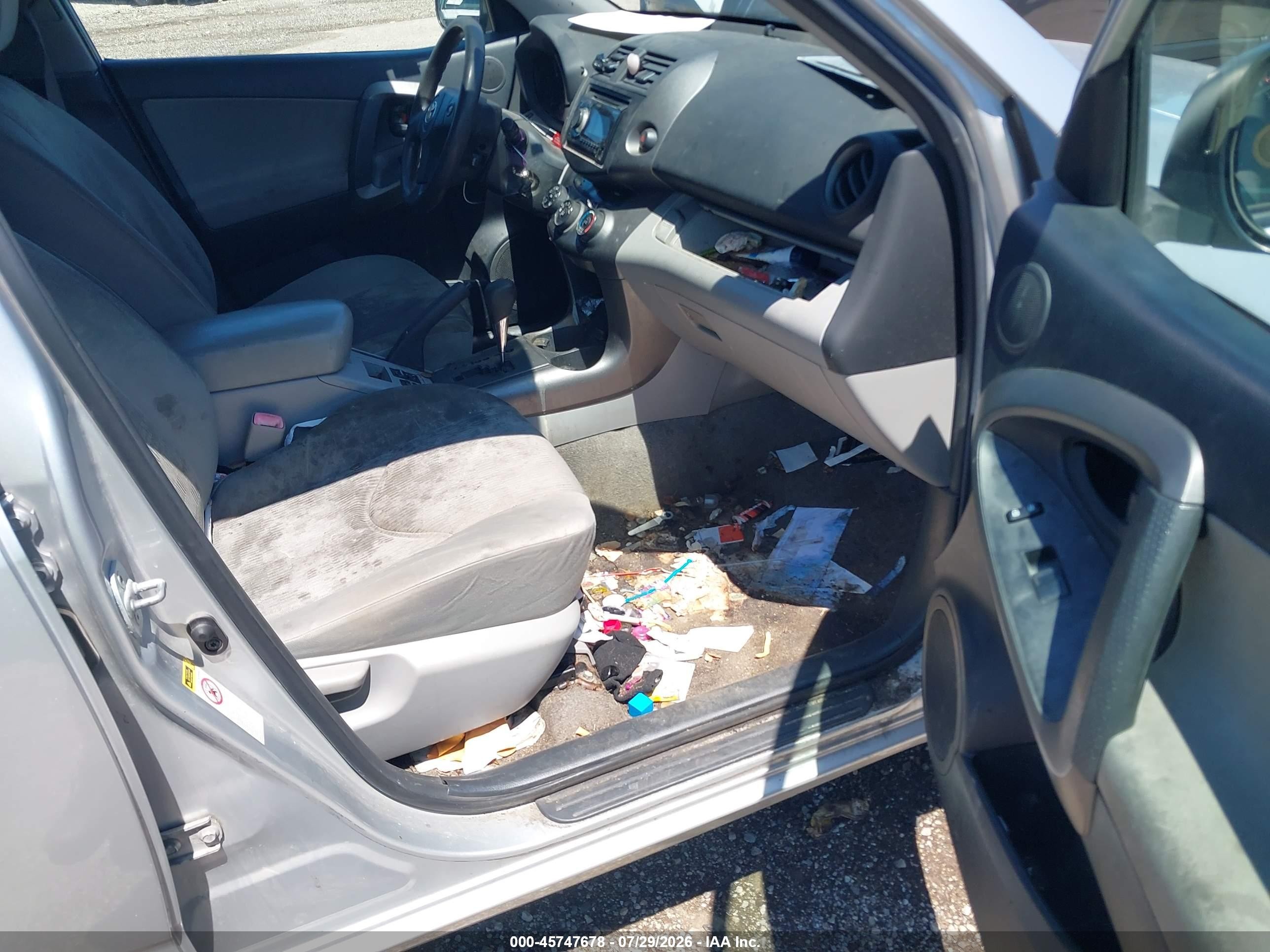 2010 Toyota Rav4   Серебряный vin: JTMBF4DV9AD025185