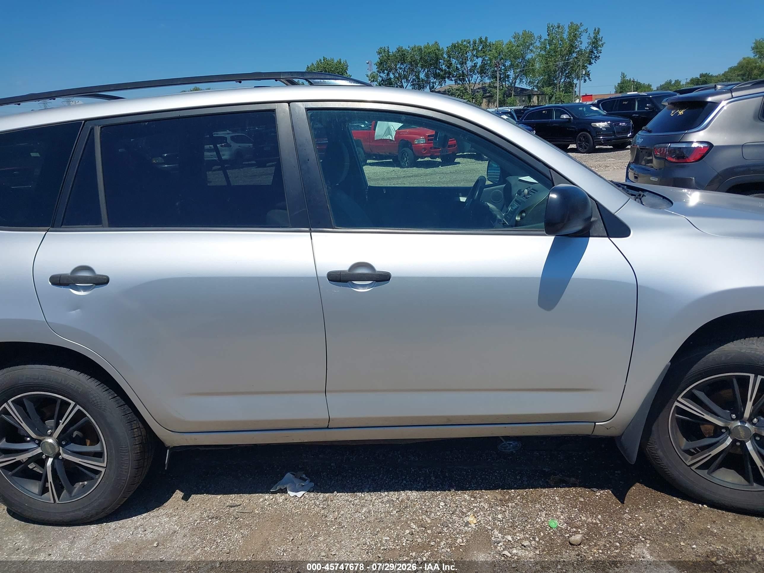 2010 Toyota Rav4   Серебряный vin: JTMBF4DV9AD025185