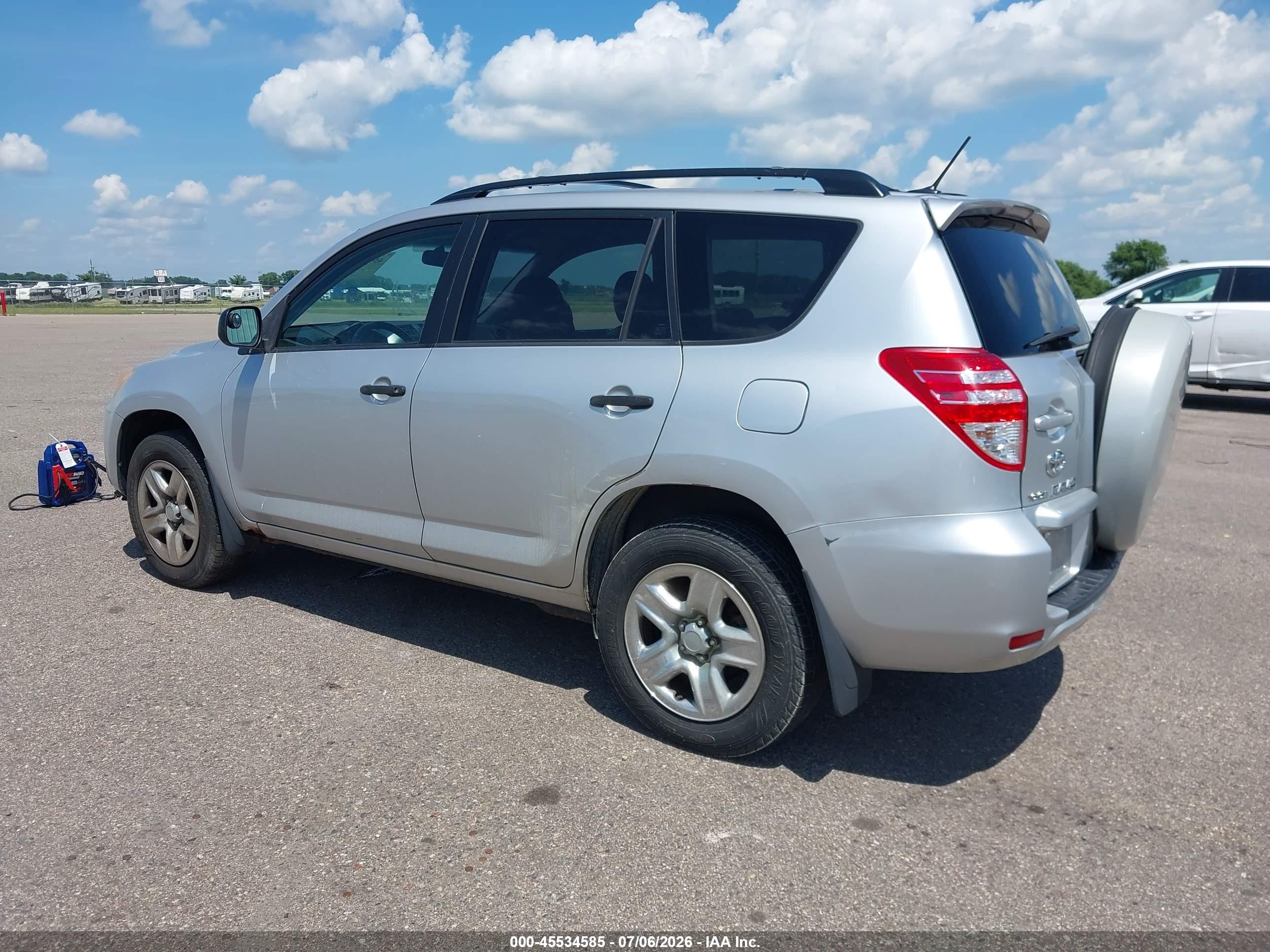 2010 Toyota Rav4   Серебряный vin: JTMBF4DVXAD023560