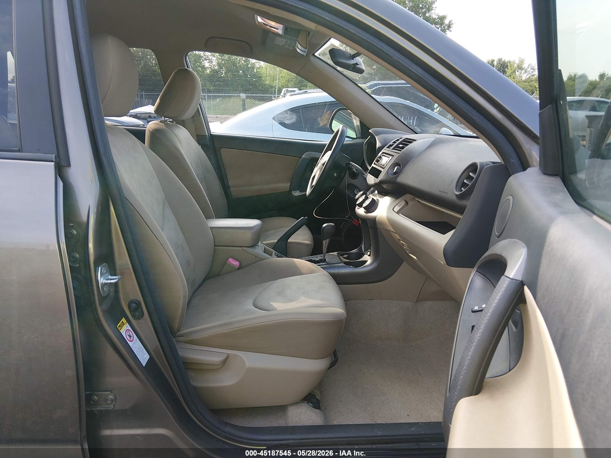 2010 Toyota Rav4   Серый vin: JTMBF4DVXAD039631