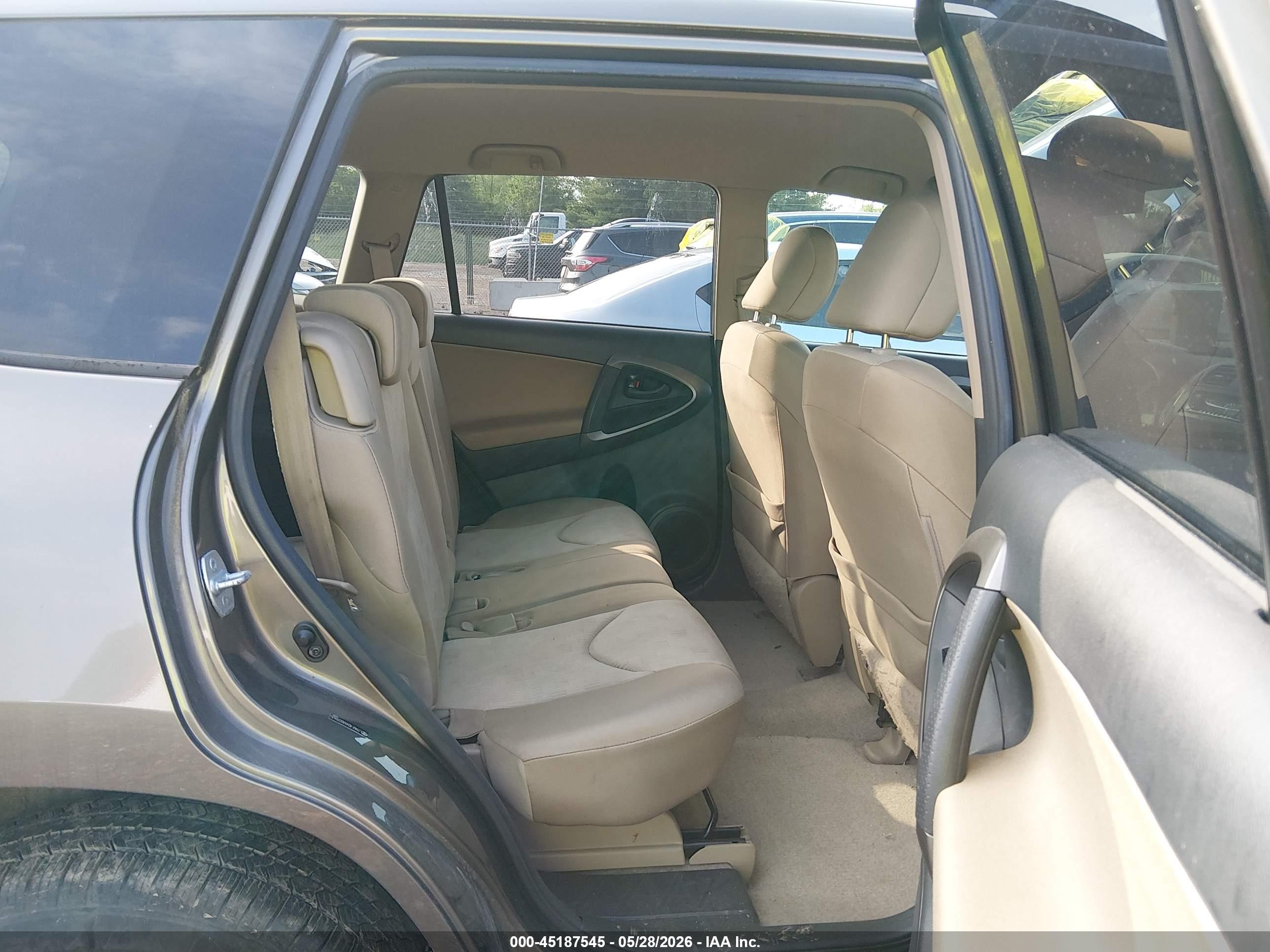 2010 Toyota Rav4   Серый vin: JTMBF4DVXAD039631