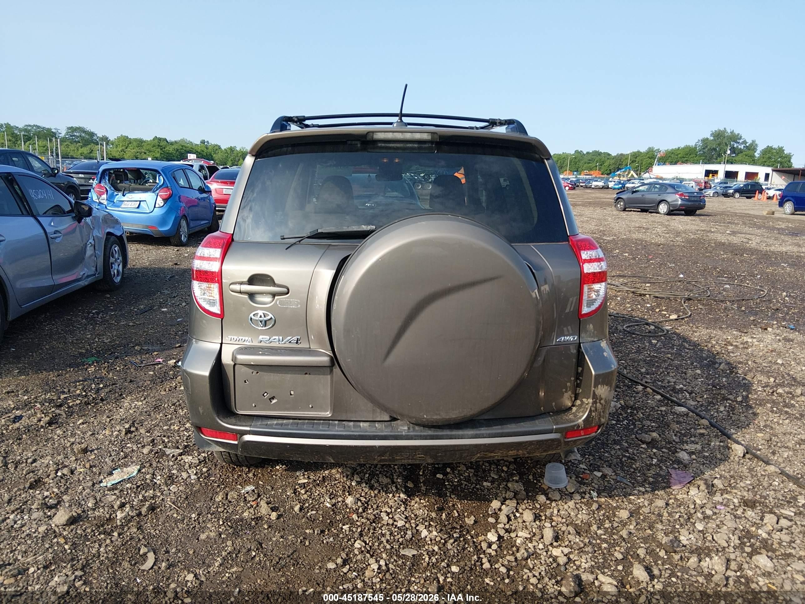 2010 Toyota Rav4   Серый vin: JTMBF4DVXAD039631