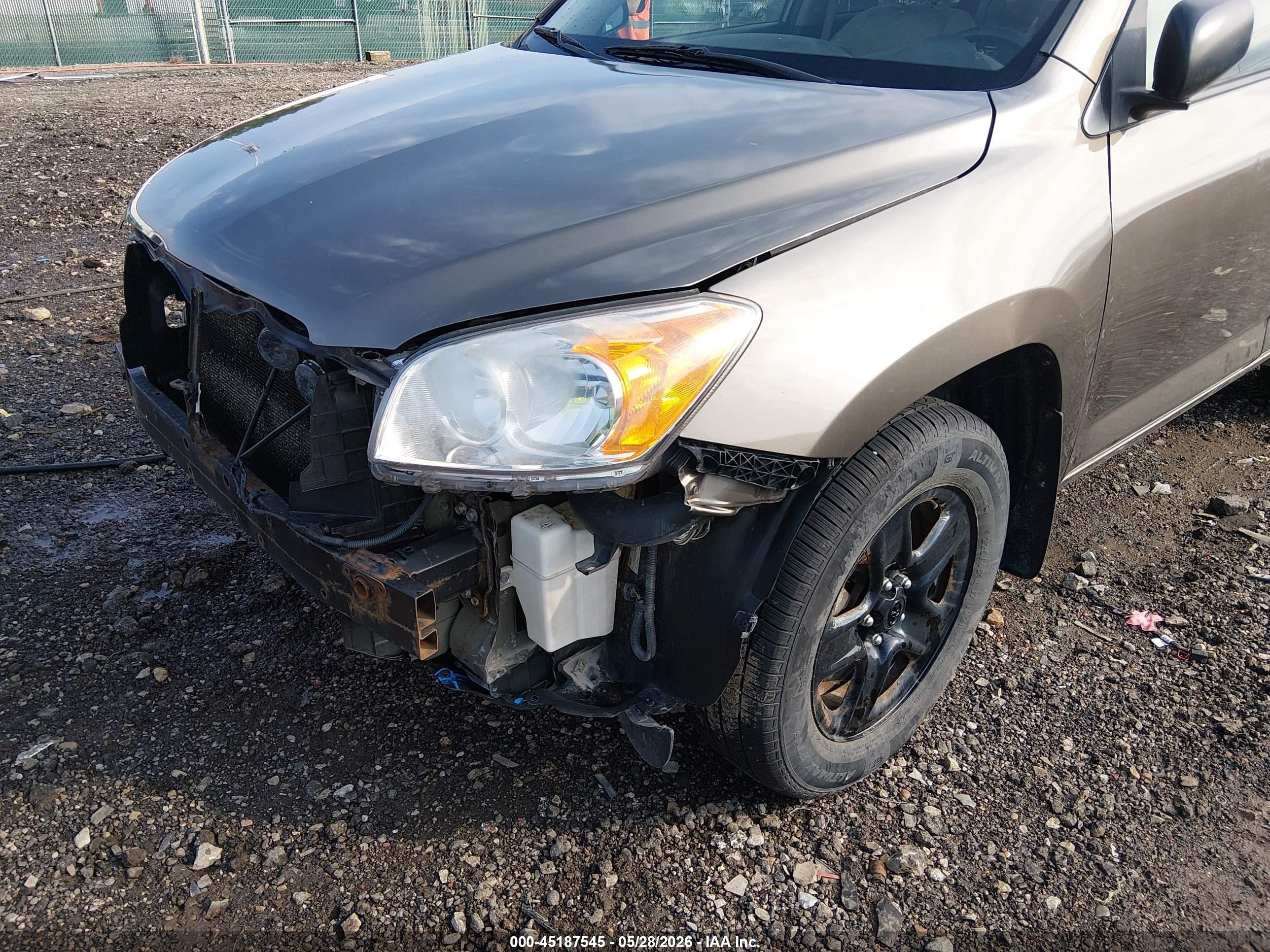 2010 Toyota Rav4   Серый vin: JTMBF4DVXAD039631