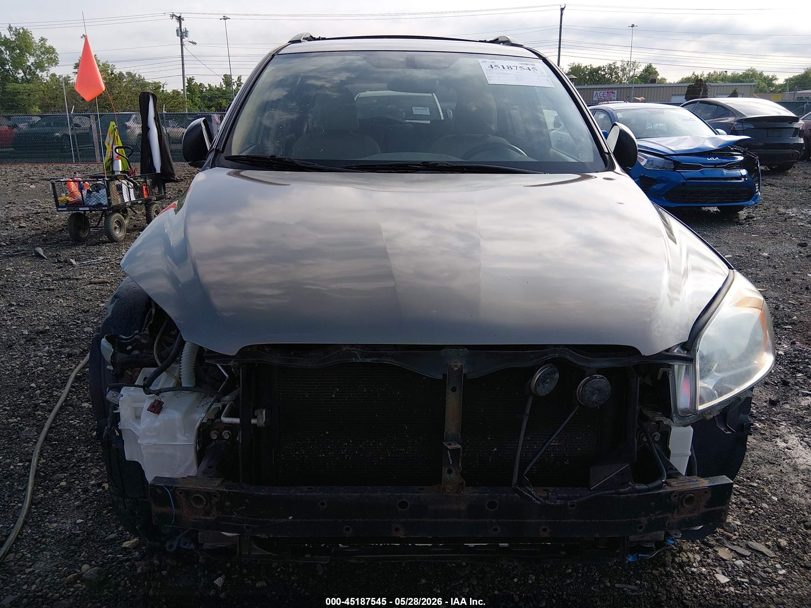 2010 Toyota Rav4   Серый vin: JTMBF4DVXAD039631