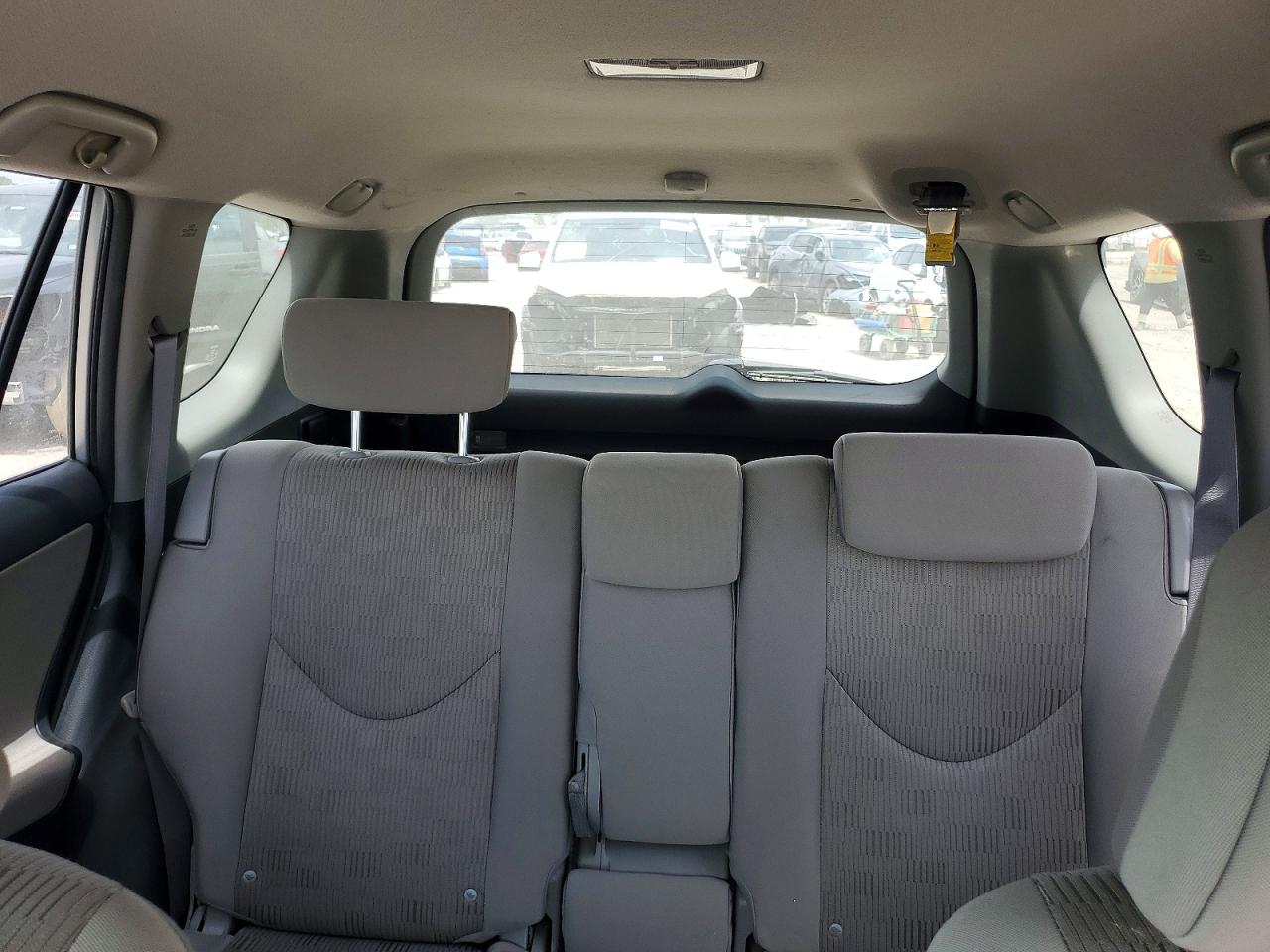 2011 Toyota Rav4 Base Серебряный vin: JTMBF4DVXBD041235