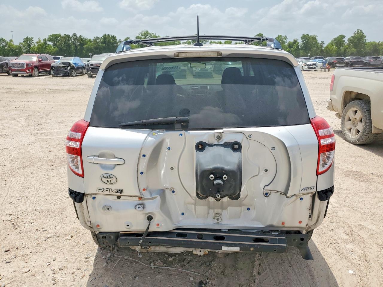2011 Toyota Rav4 Base Серебряный vin: JTMBF4DVXBD041235
