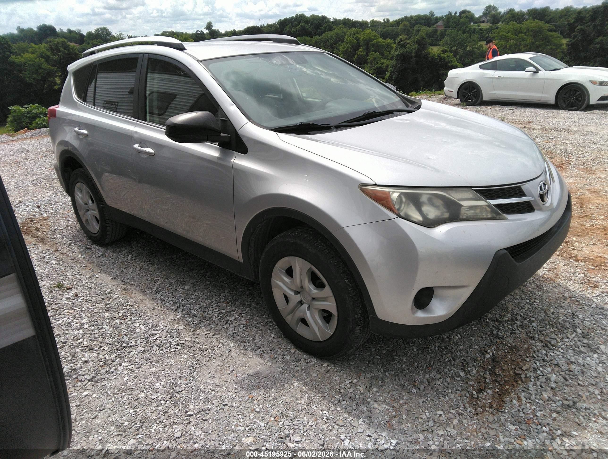 2014 Toyota Rav4 Le Silver vin: JTMBFREV0ED067116