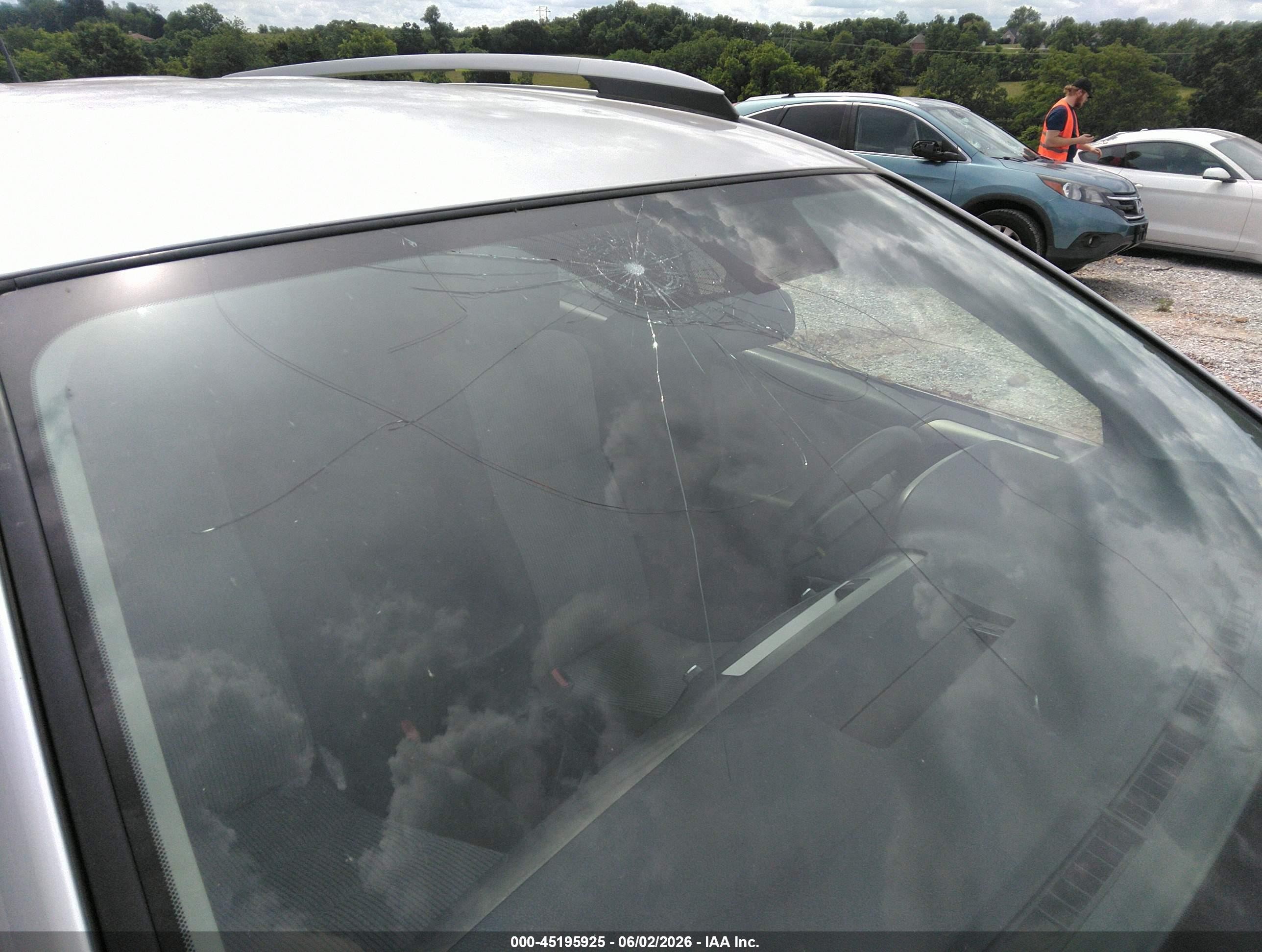 2014 Toyota Rav4 Le Silver vin: JTMBFREV0ED067116