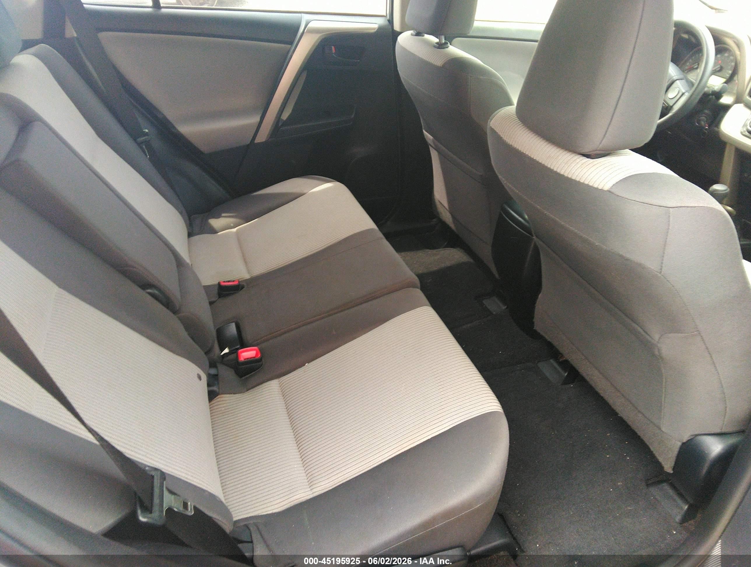 2014 Toyota Rav4 Le Silver vin: JTMBFREV0ED067116