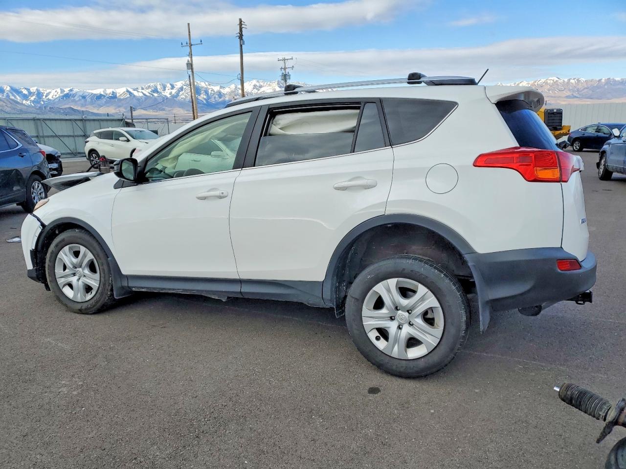 2015 Toyota Rav4 Le White vin: JTMBFREV0FD110418