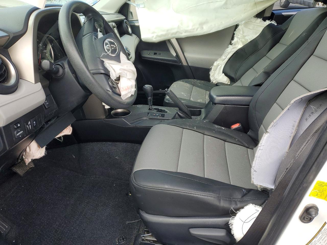 2015 Toyota Rav4 Le White vin: JTMBFREV0FD110418