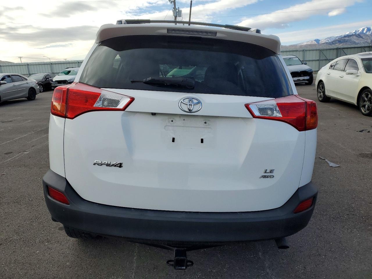 2015 Toyota Rav4 Le White vin: JTMBFREV0FD110418