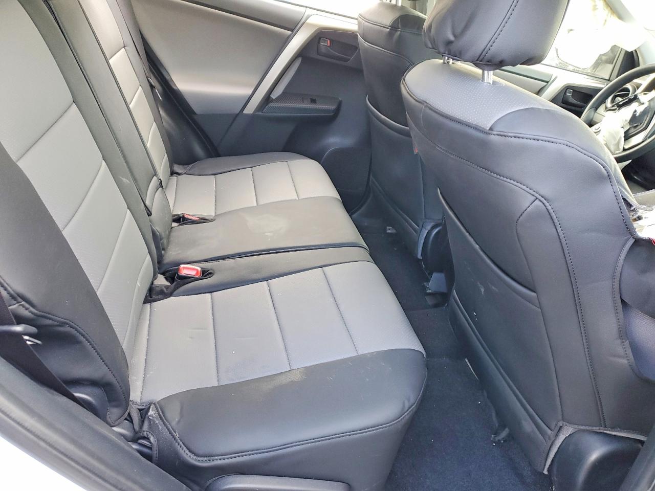 2015 Toyota Rav4 Le White vin: JTMBFREV0FD110418