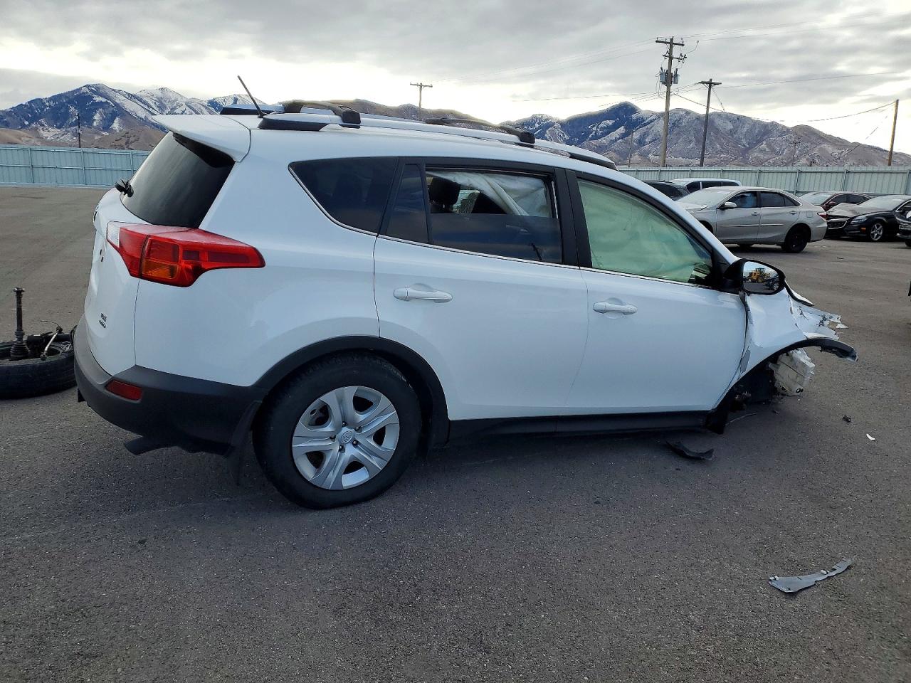 2015 Toyota Rav4 Le White vin: JTMBFREV0FD110418