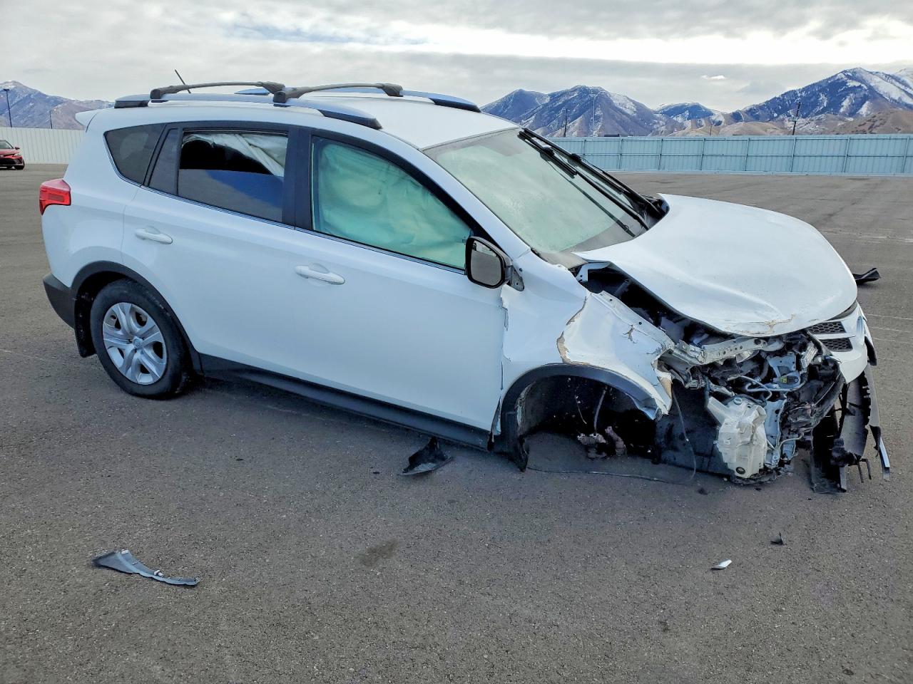 2015 Toyota Rav4 Le White vin: JTMBFREV0FD110418