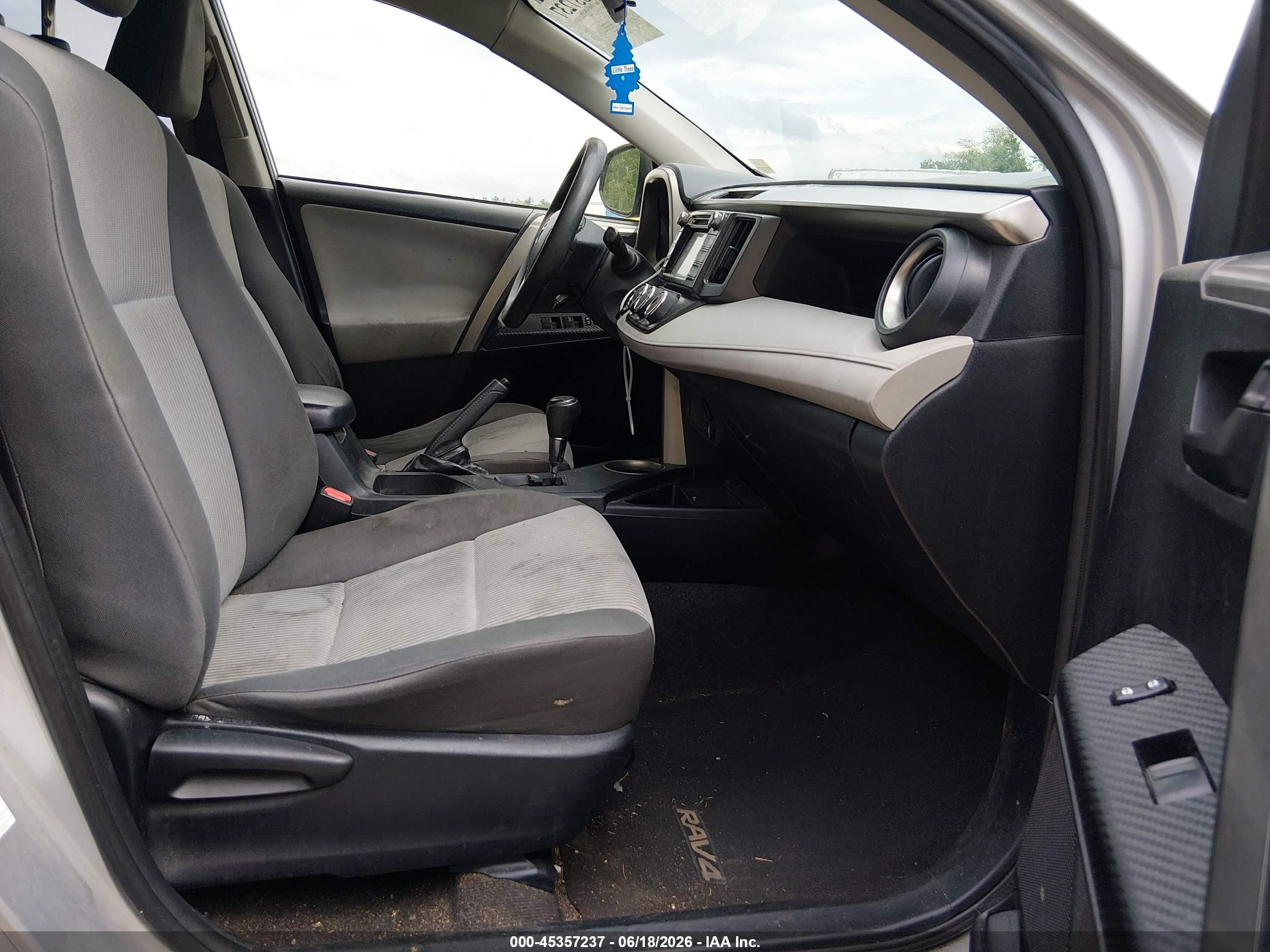 2015 Toyota Rav4 Le Silver vin: JTMBFREV0FD118499