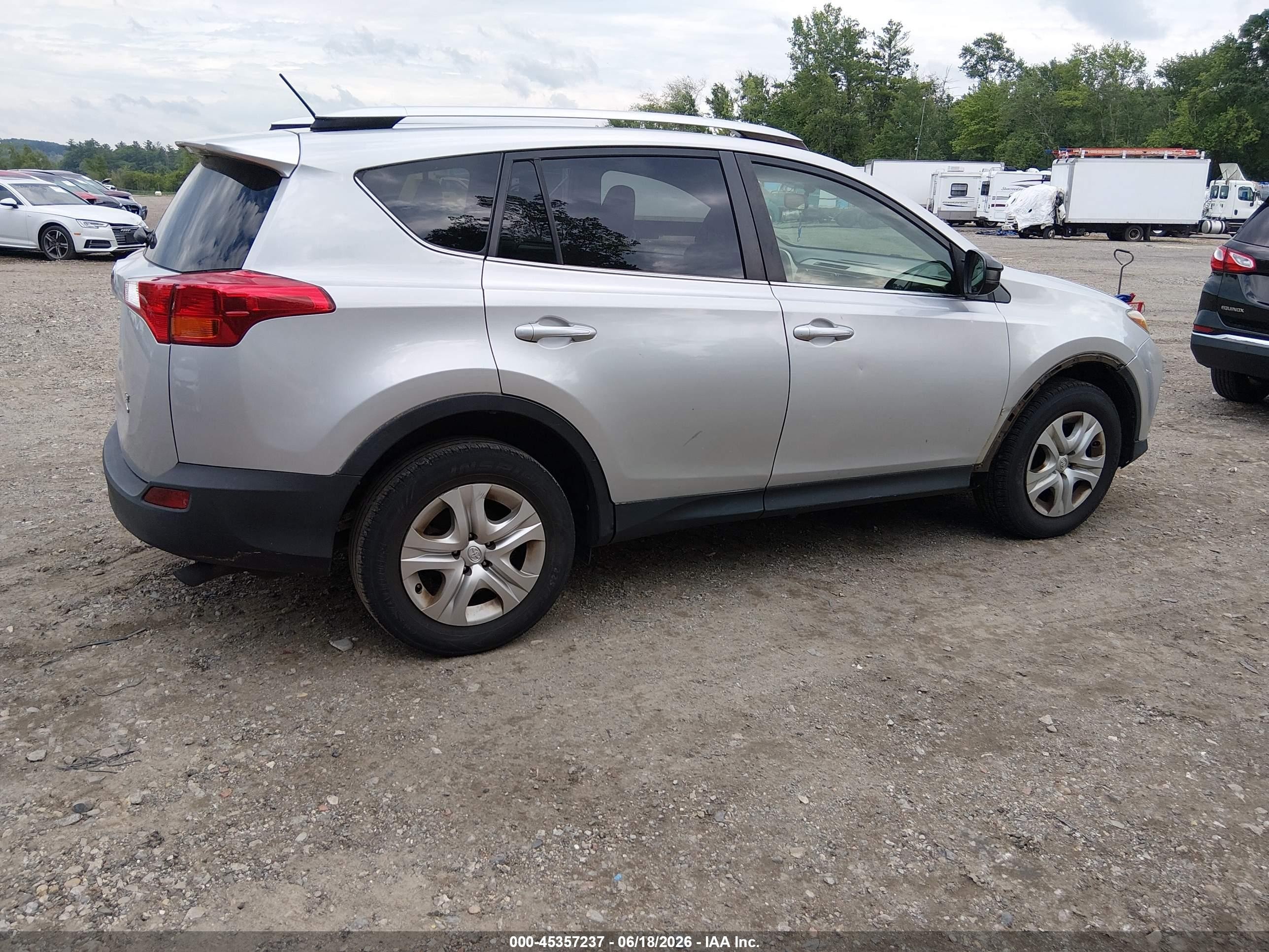 2015 Toyota Rav4 Le Silver vin: JTMBFREV0FD118499