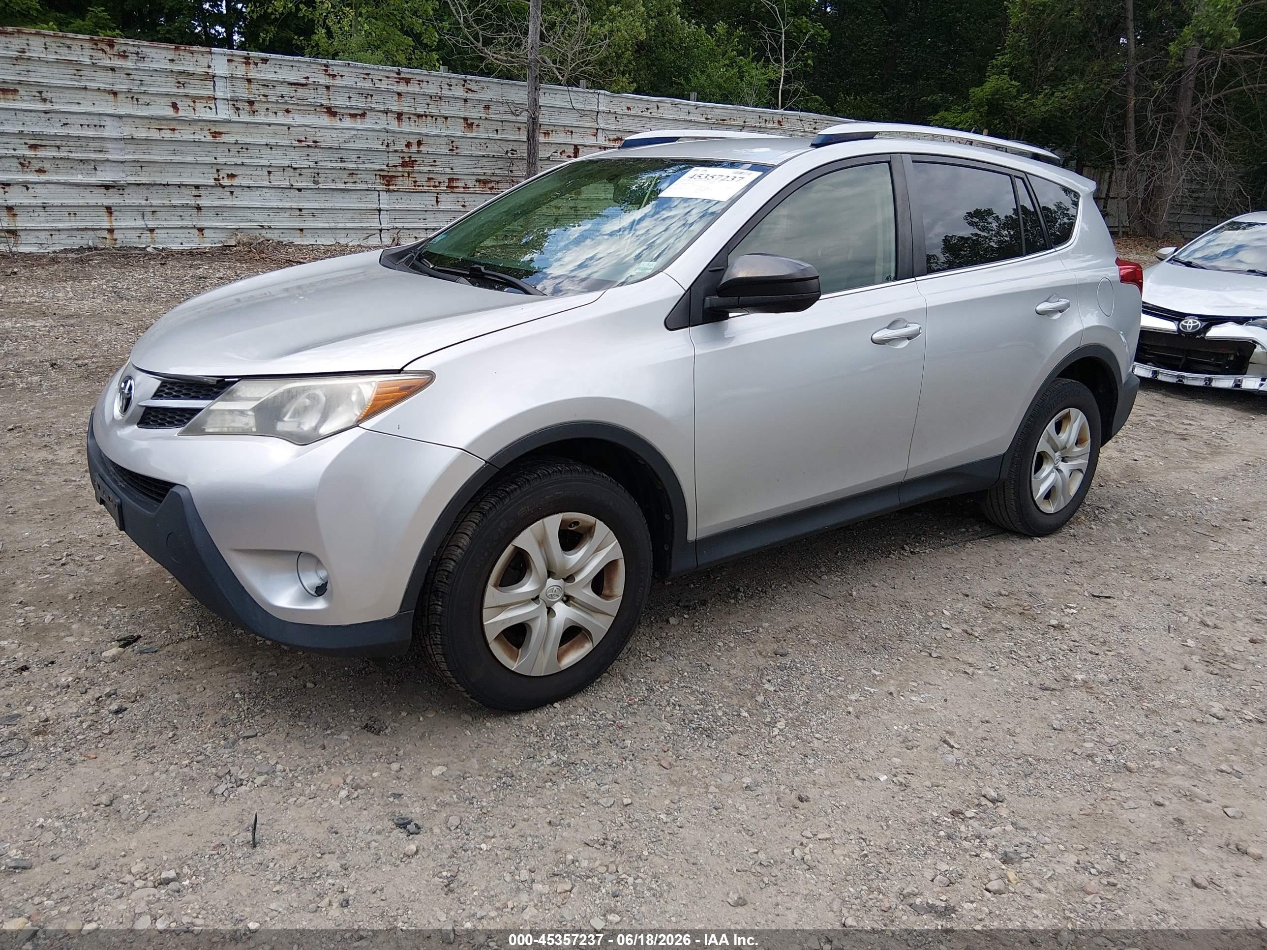 2015 Toyota Rav4 Le Silver vin: JTMBFREV0FD118499