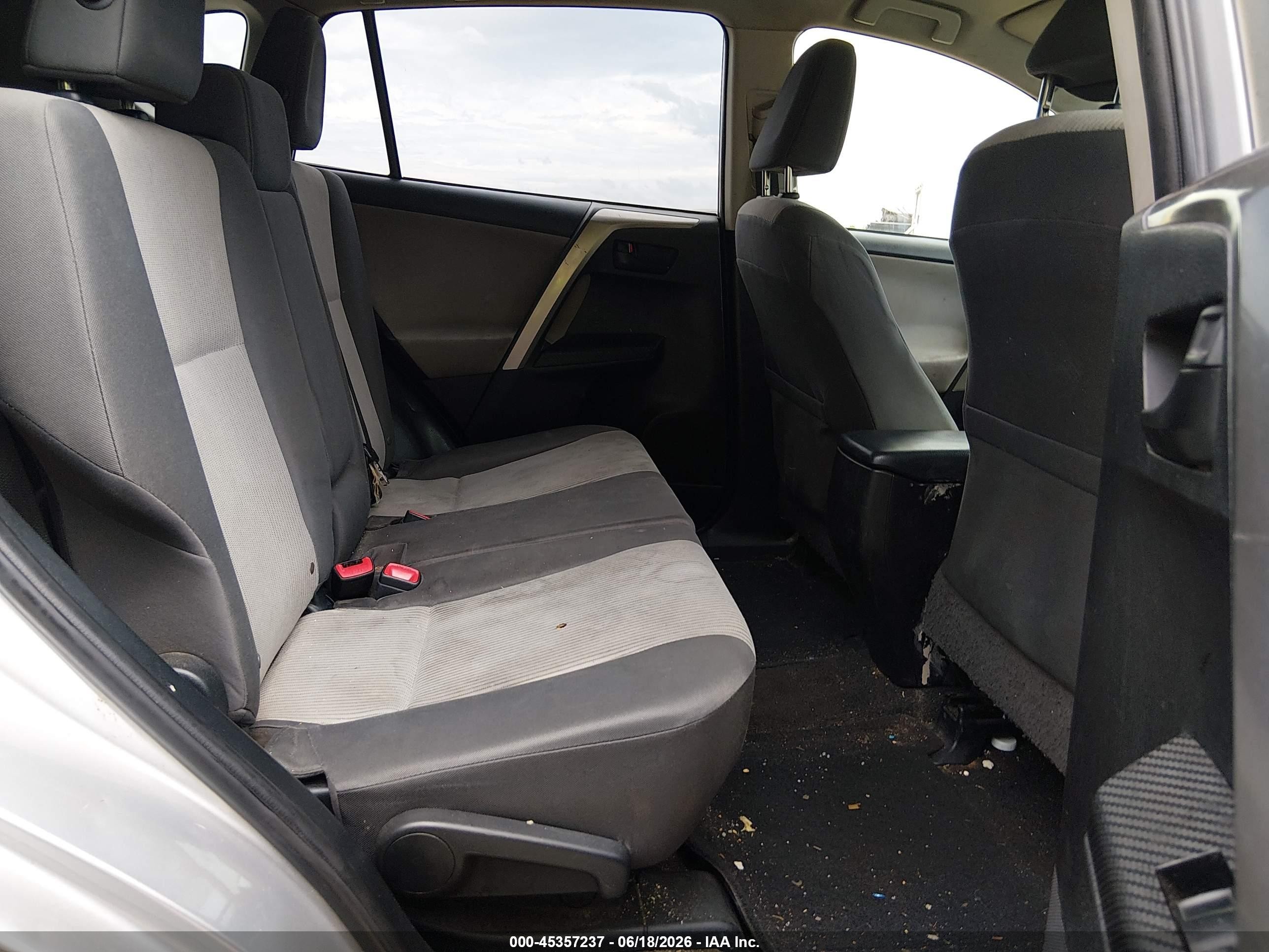 2015 Toyota Rav4 Le Silver vin: JTMBFREV0FD118499
