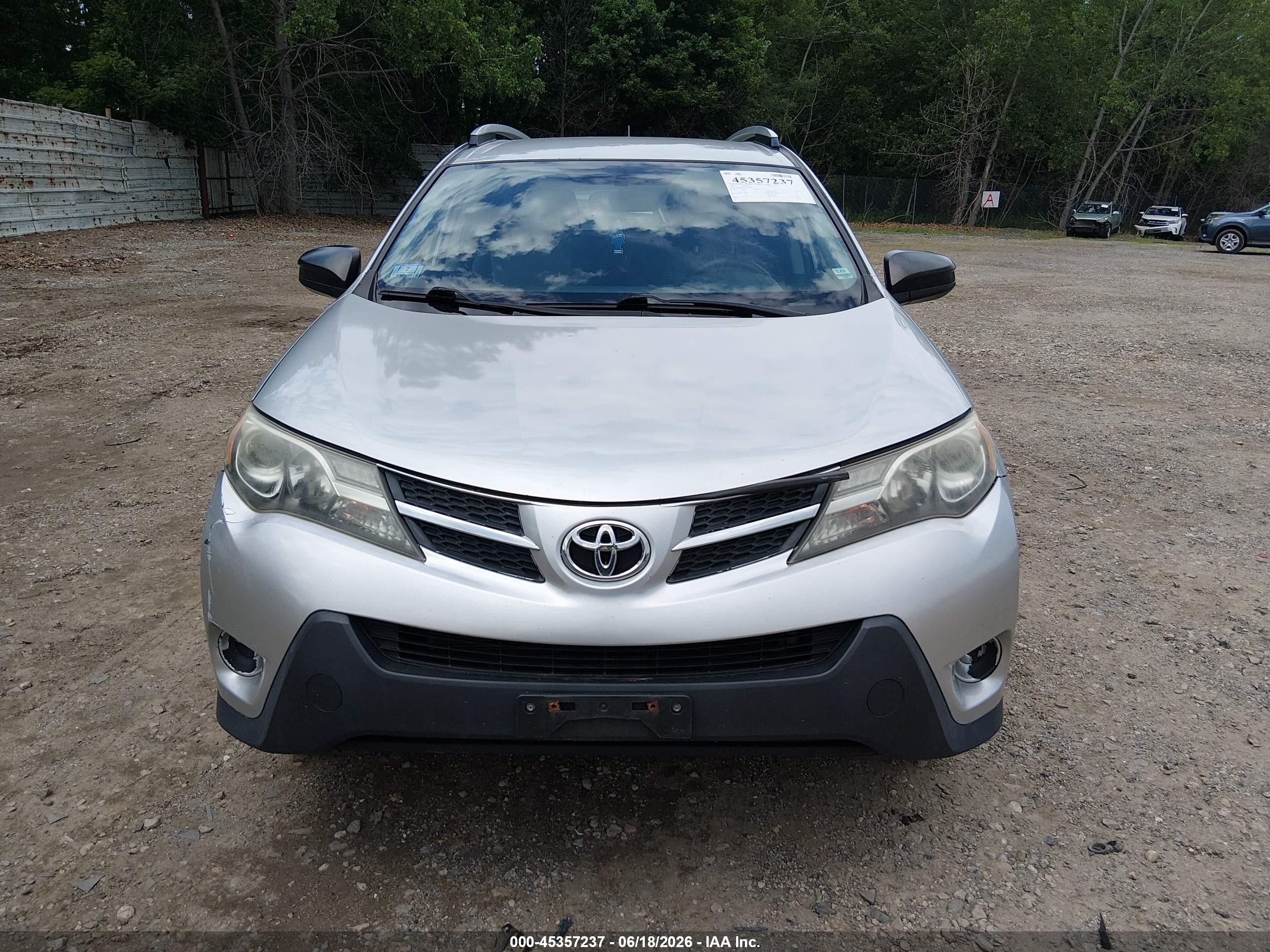 2015 Toyota Rav4 Le Silver vin: JTMBFREV0FD118499