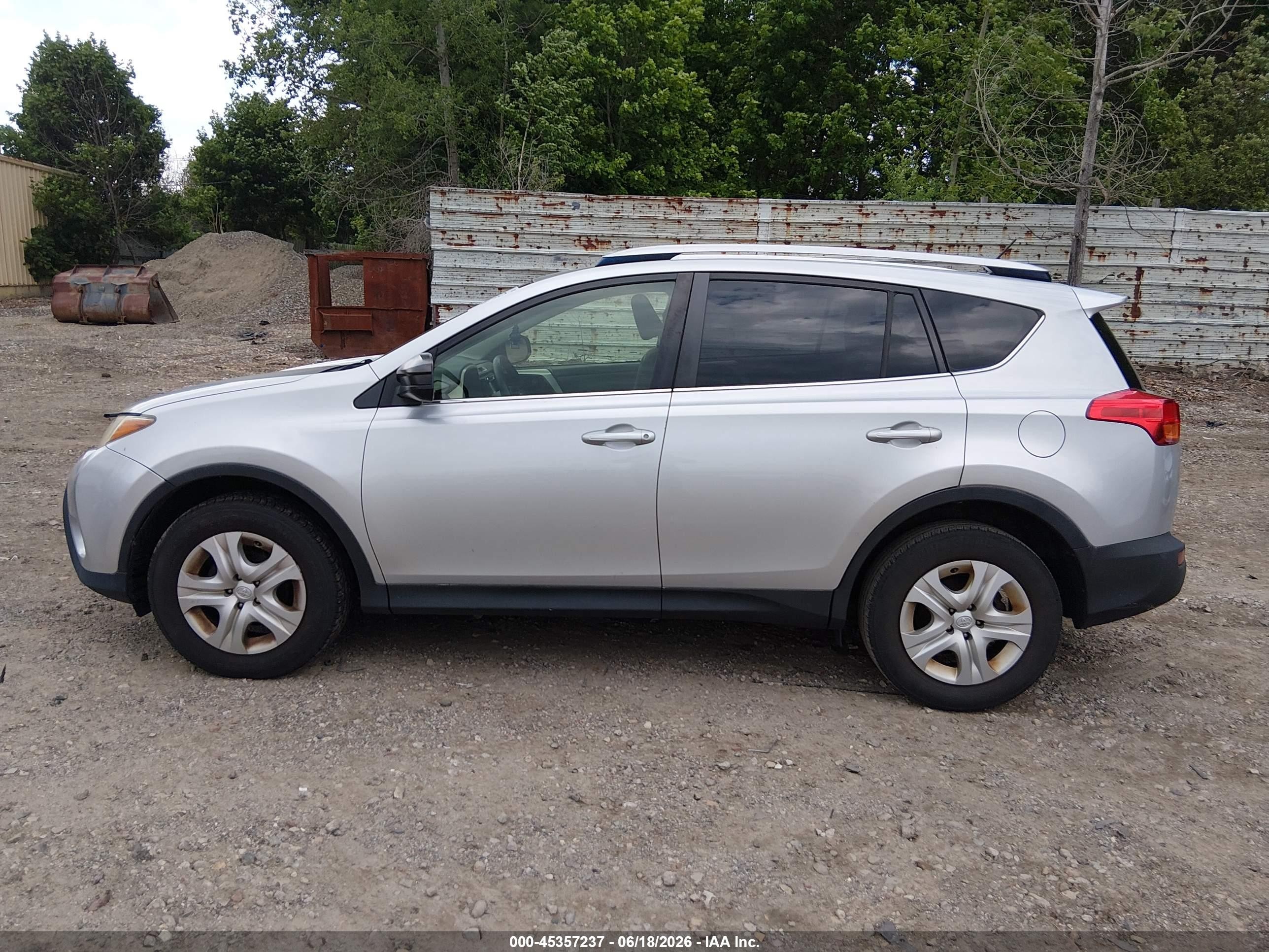 2015 Toyota Rav4 Le Silver vin: JTMBFREV0FD118499