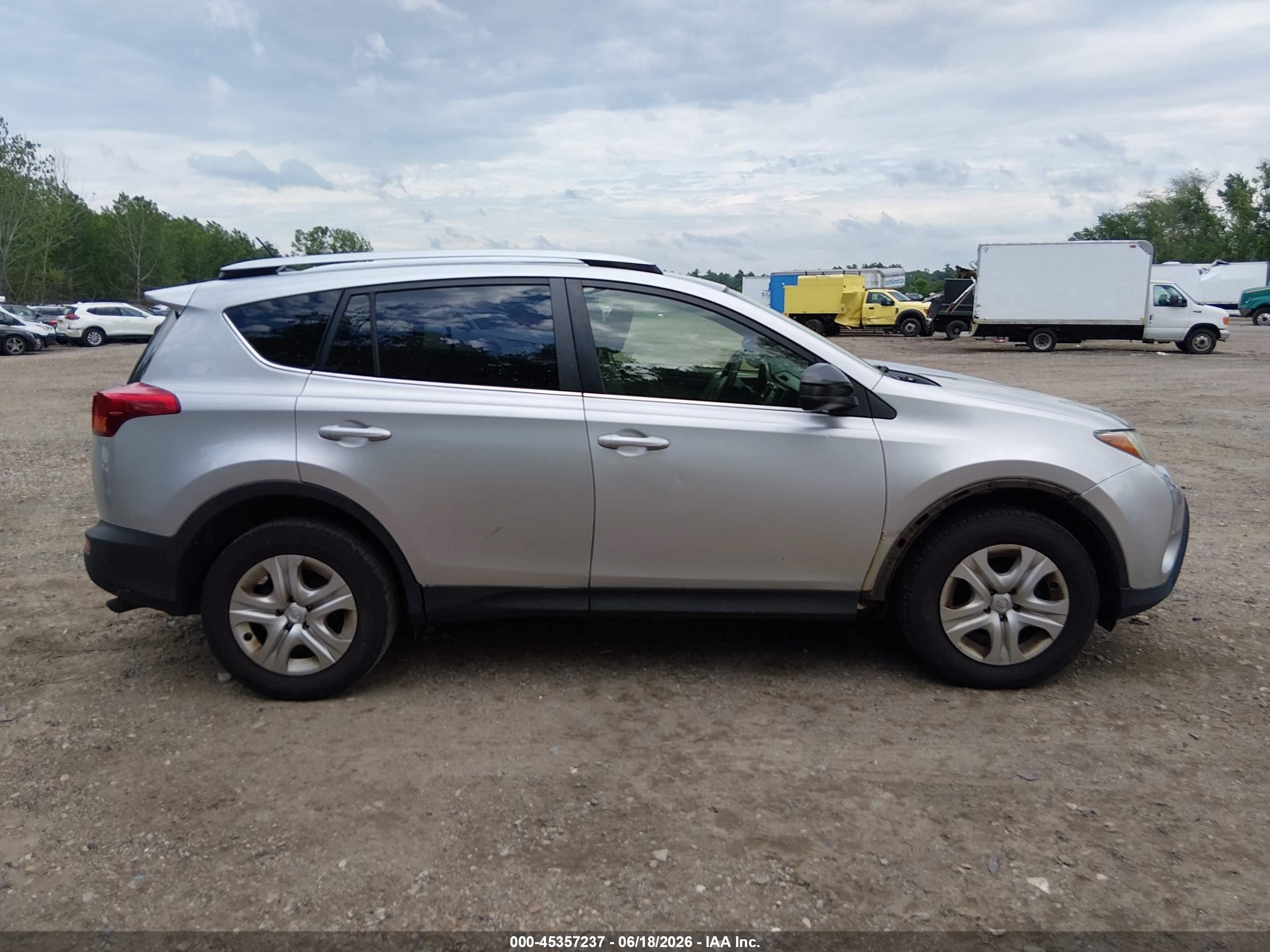 2015 Toyota Rav4 Le Silver vin: JTMBFREV0FD118499