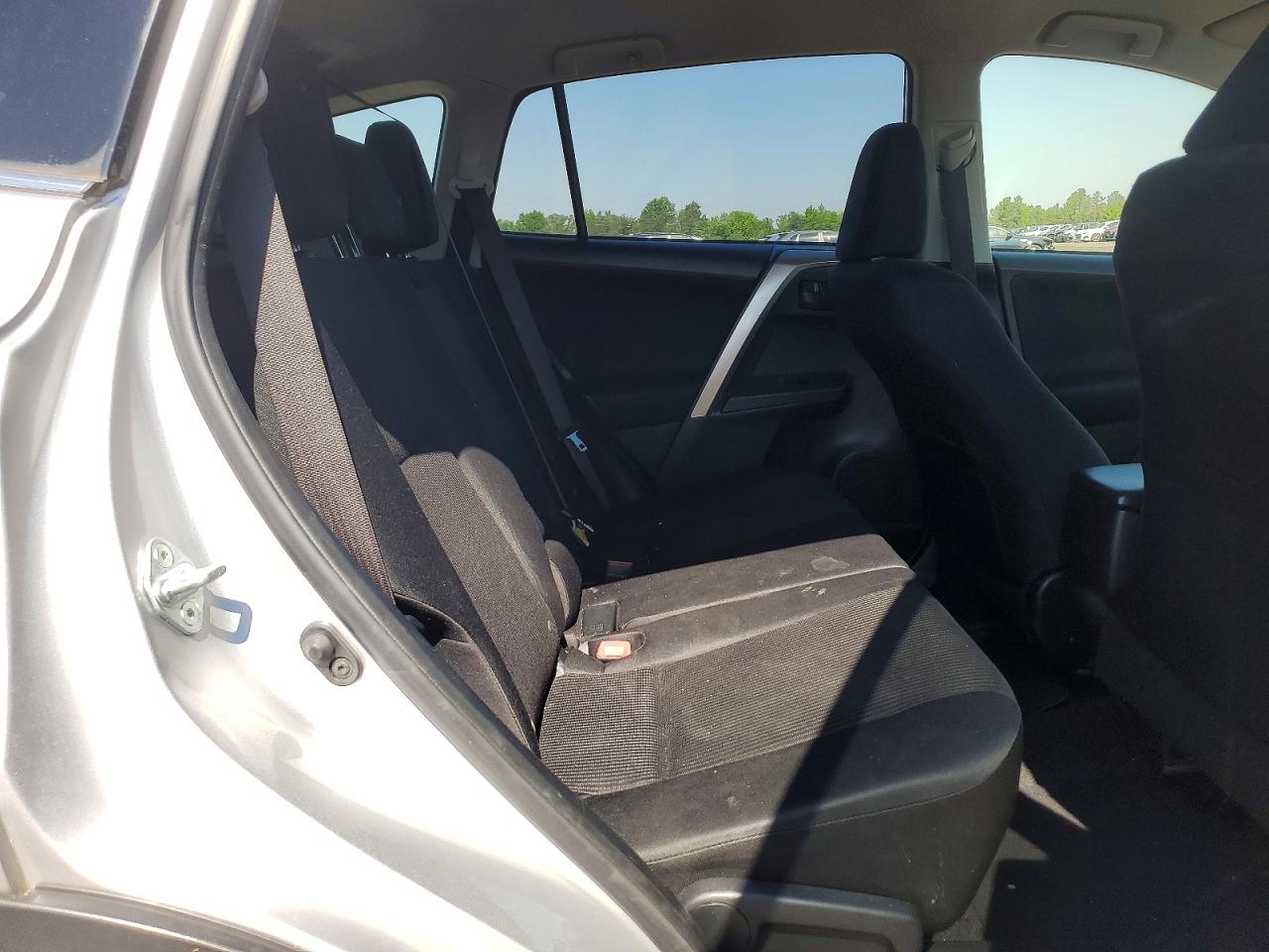 2015 Toyota Rav4 Le Silver vin: JTMBFREV0FD129583