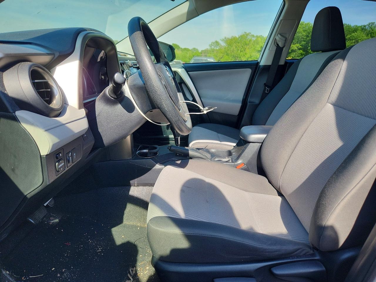 2015 Toyota Rav4 Le Silver vin: JTMBFREV0FD152393