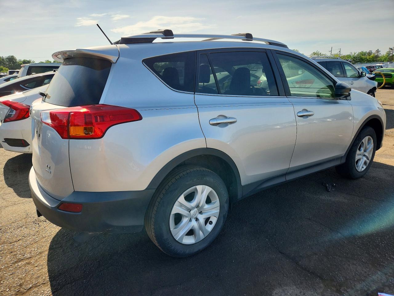 2015 Toyota Rav4 Le Silver vin: JTMBFREV0FD152393