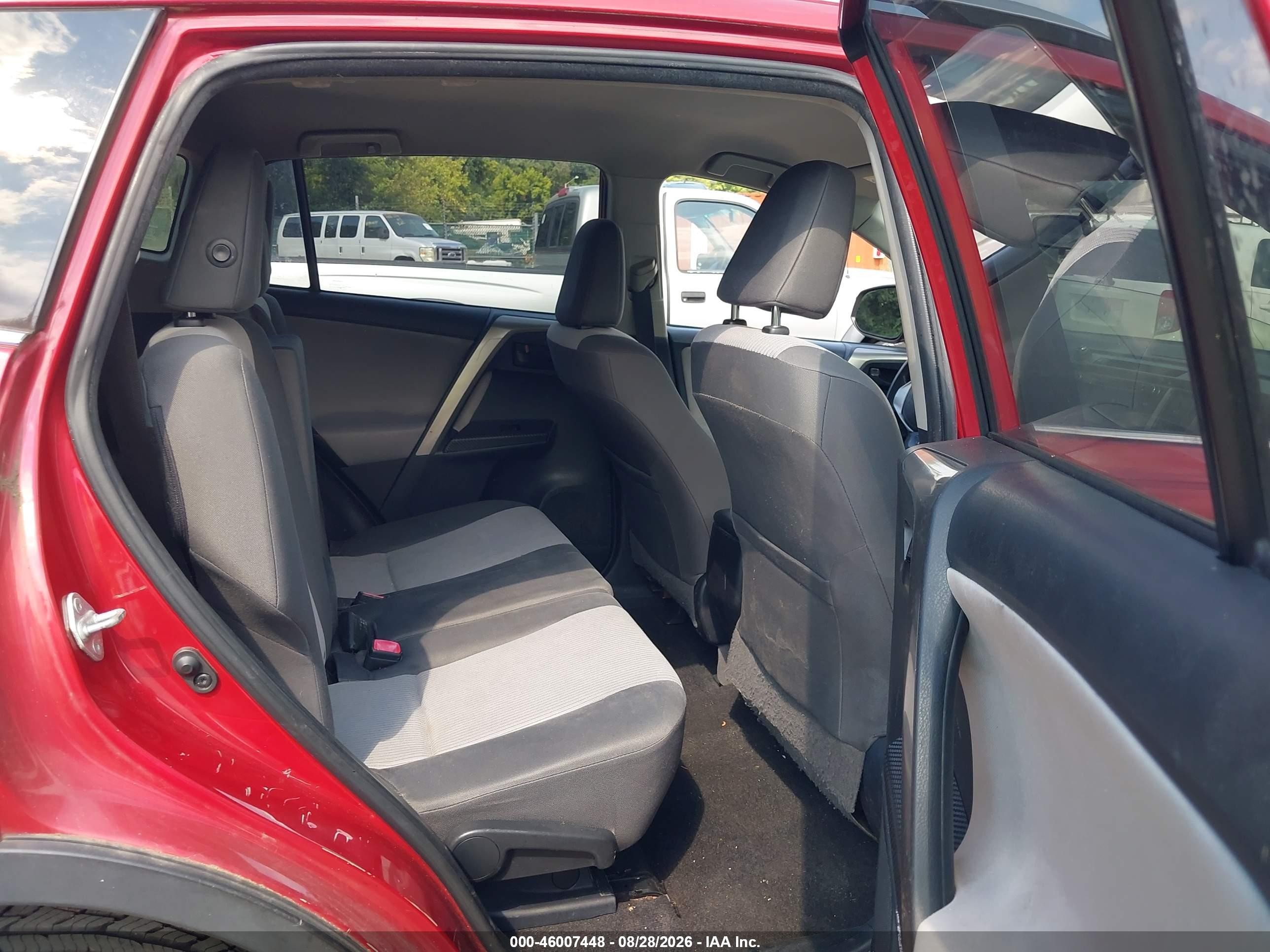 2015 Toyota Rav4 Le Red vin: JTMBFREV0FJ020879