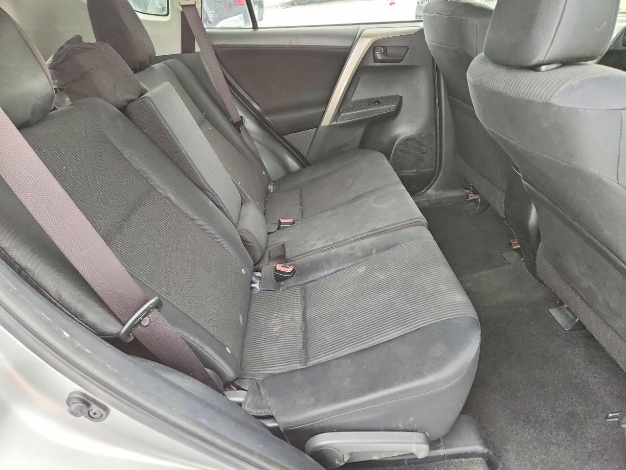 2015 Toyota Rav4 Le Silver vin: JTMBFREV0FJ039769