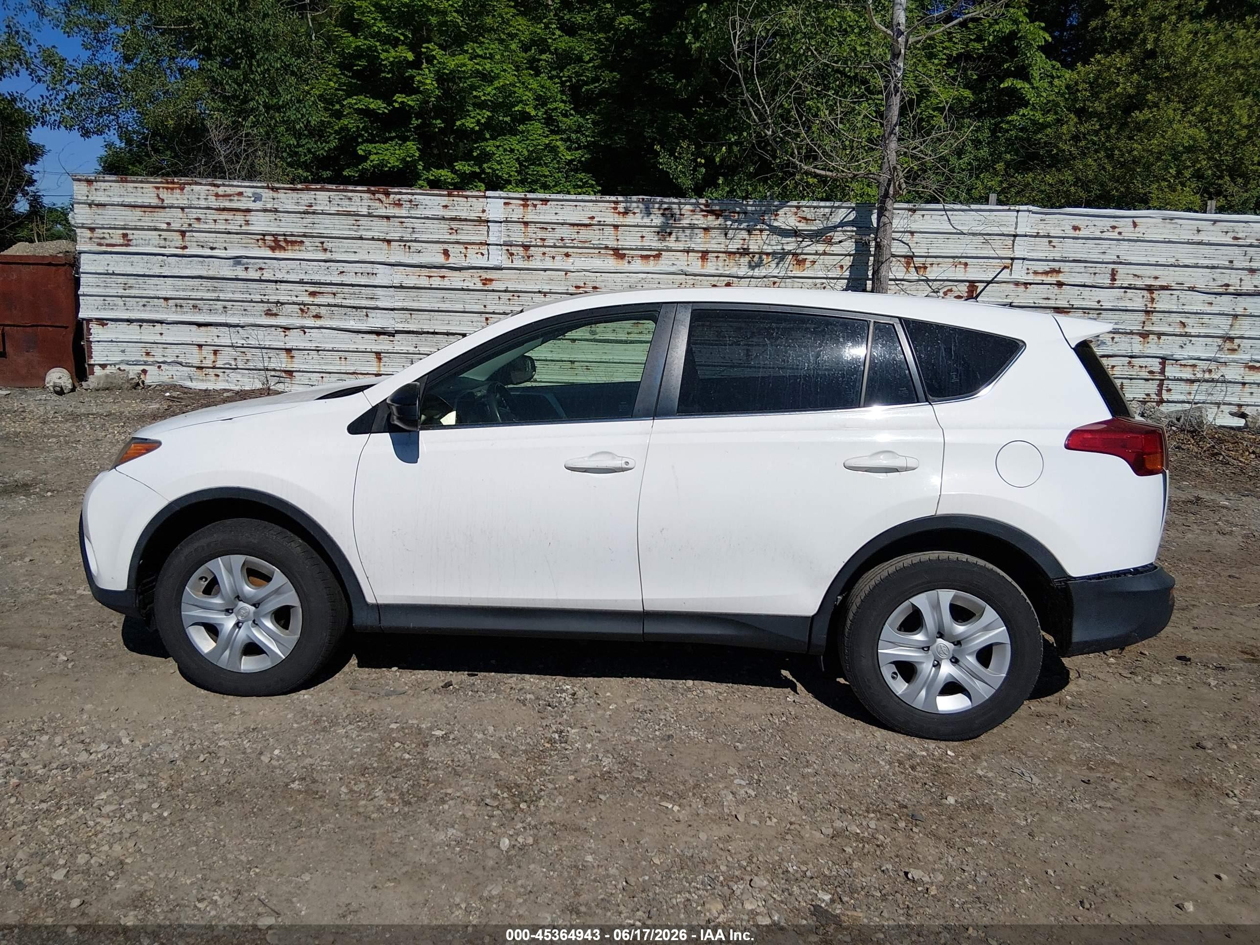 2013 Toyota Rav4 Le White vin: JTMBFREV1D5015986