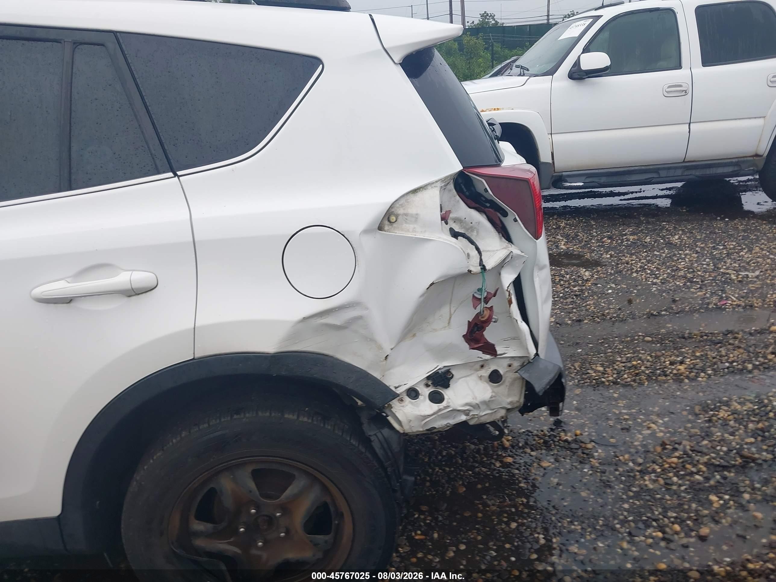 2013 Toyota Rav4 Le White vin: JTMBFREV1D5017379