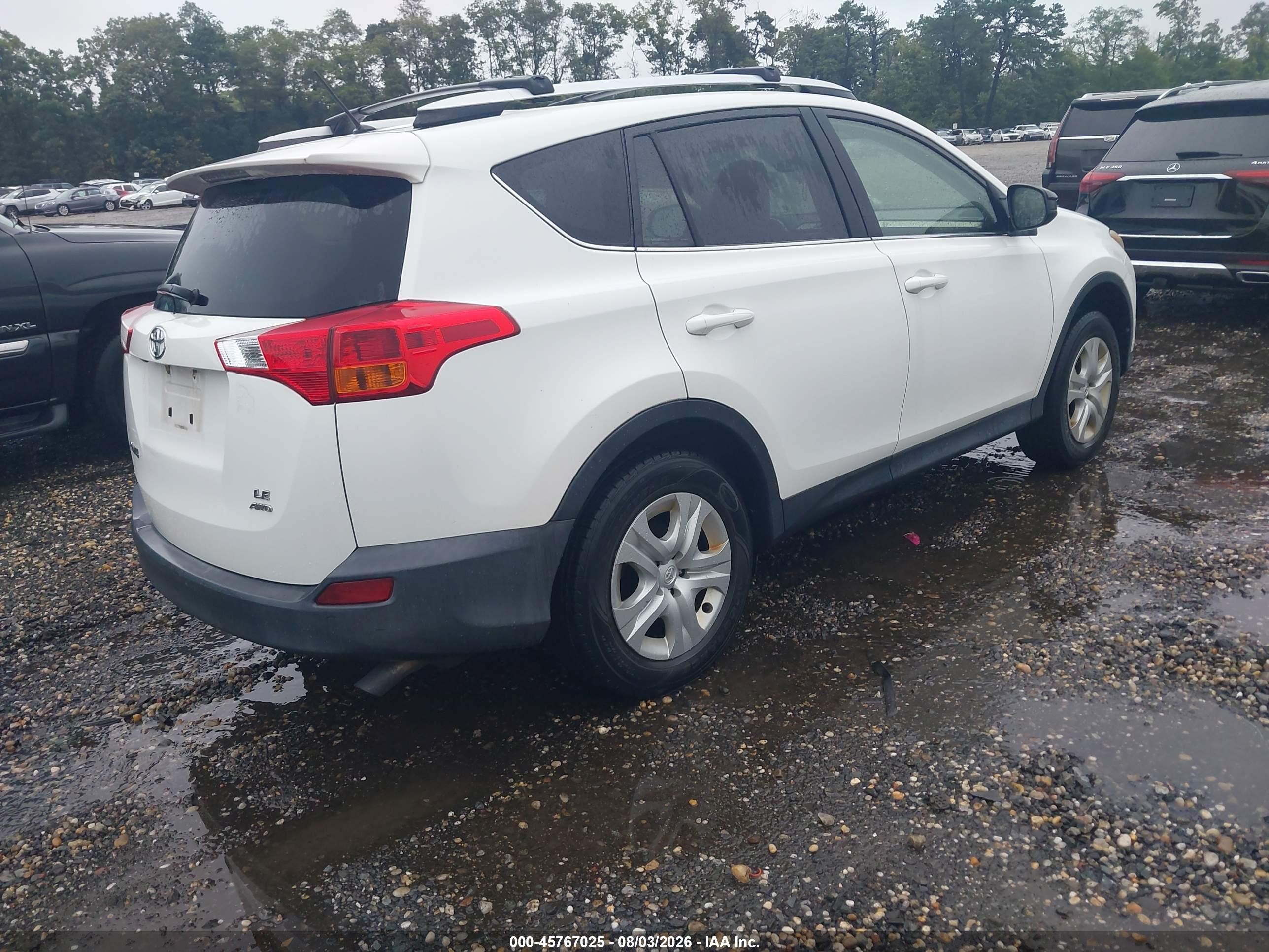 2013 Toyota Rav4 Le White vin: JTMBFREV1D5017379