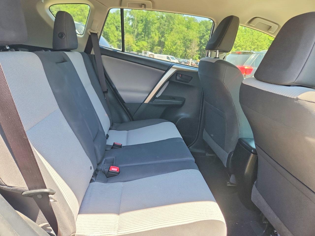 2014 Toyota Rav4 Le Silver vin: JTMBFREV1ED083292